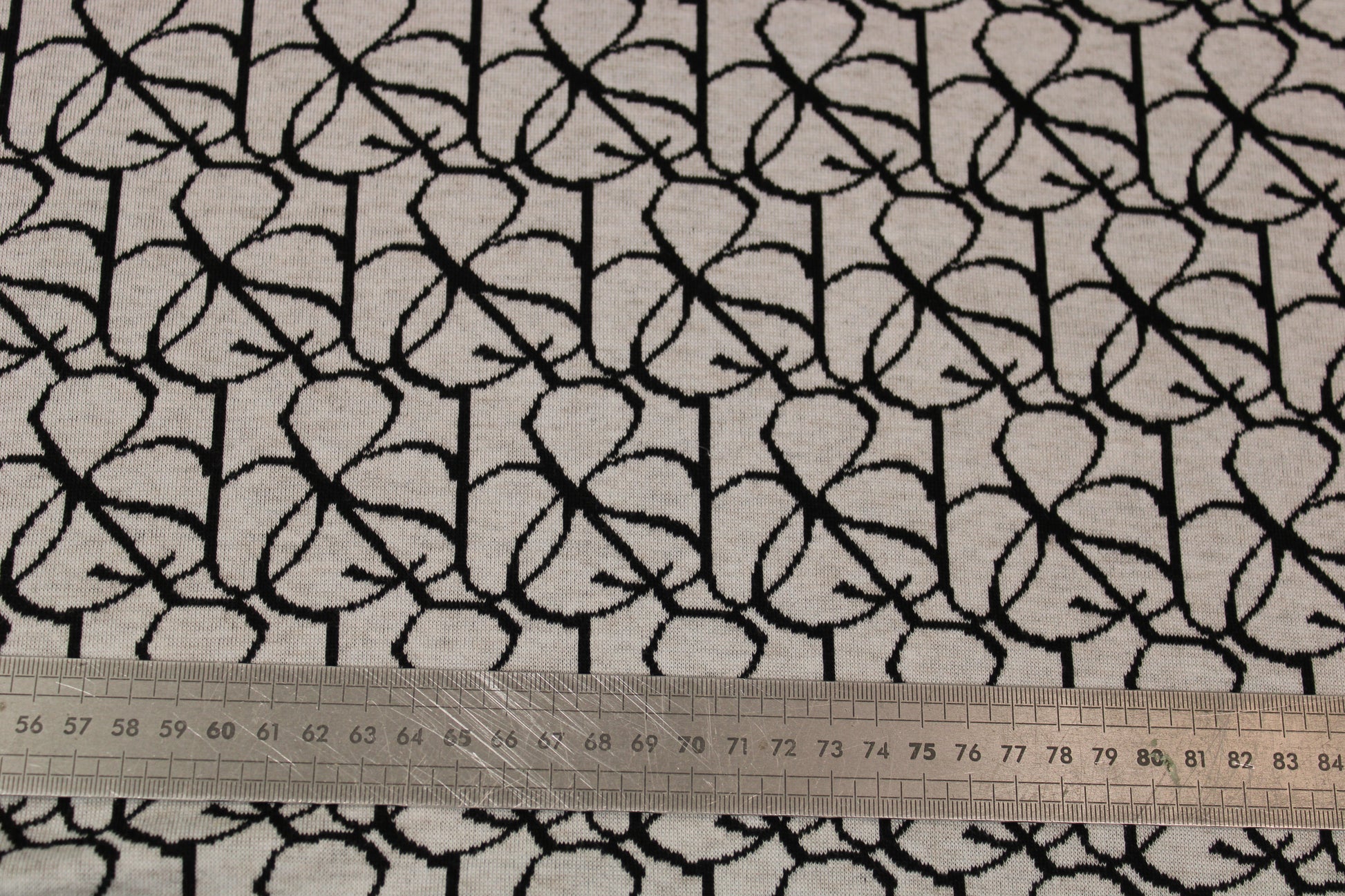Tissu maille - imprimé doodling - écru et noir - photo 5/5 | So Tissus