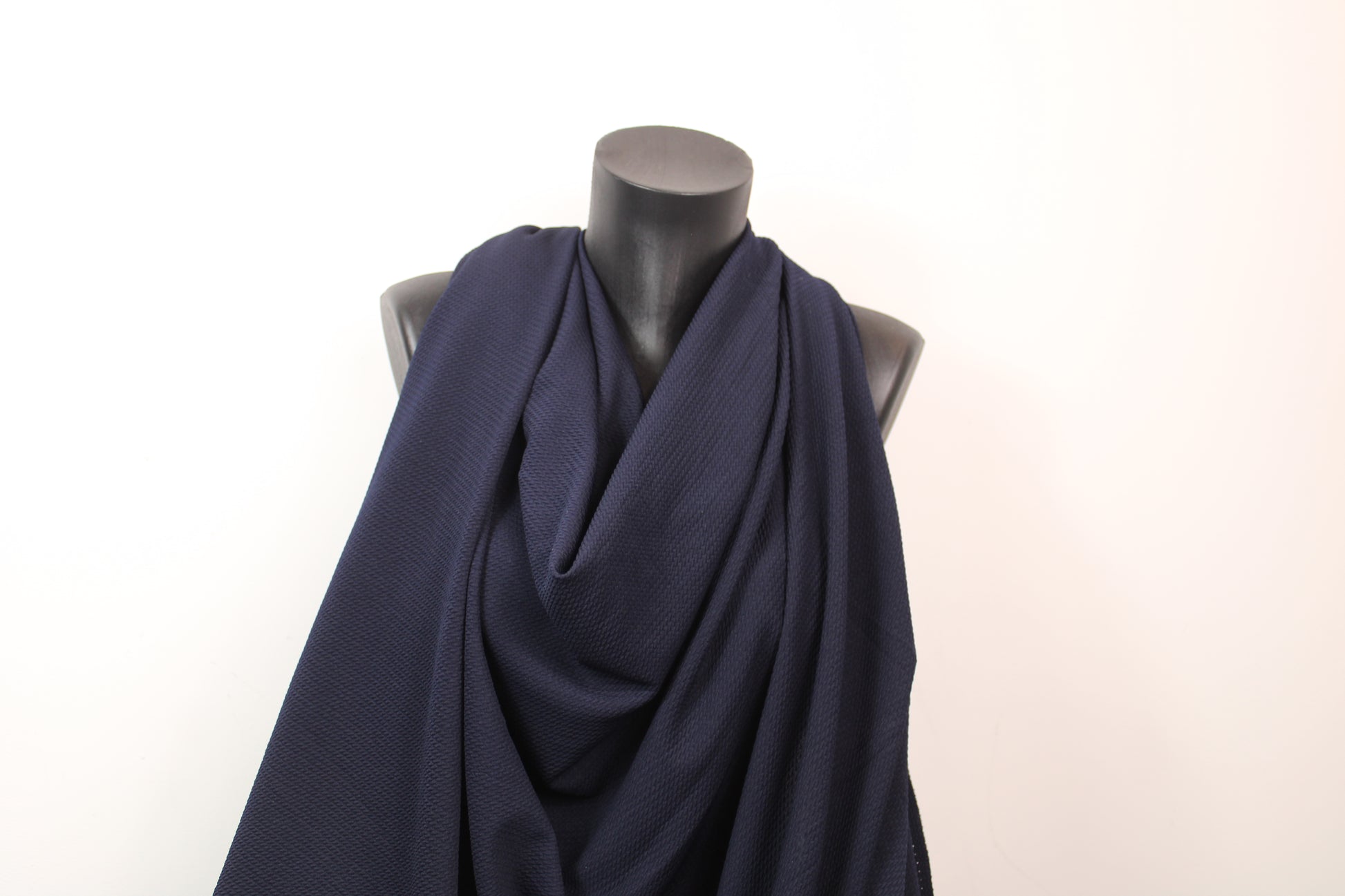 Tissu crêpe gaufré - bleu marine - photo 4/4 | So Tissus