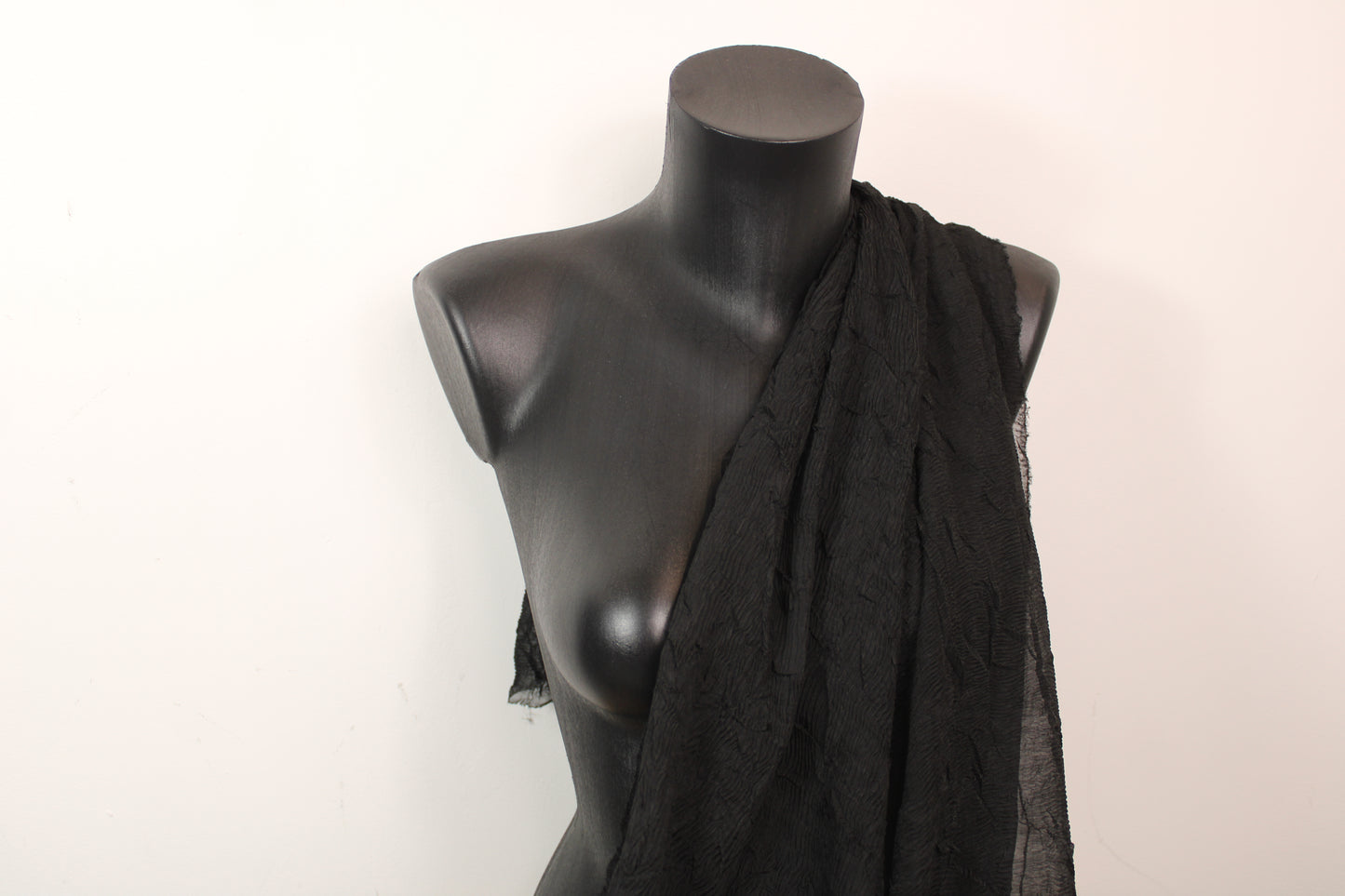 Tissu crêpon - noir - photo 3/4 | So Tissus