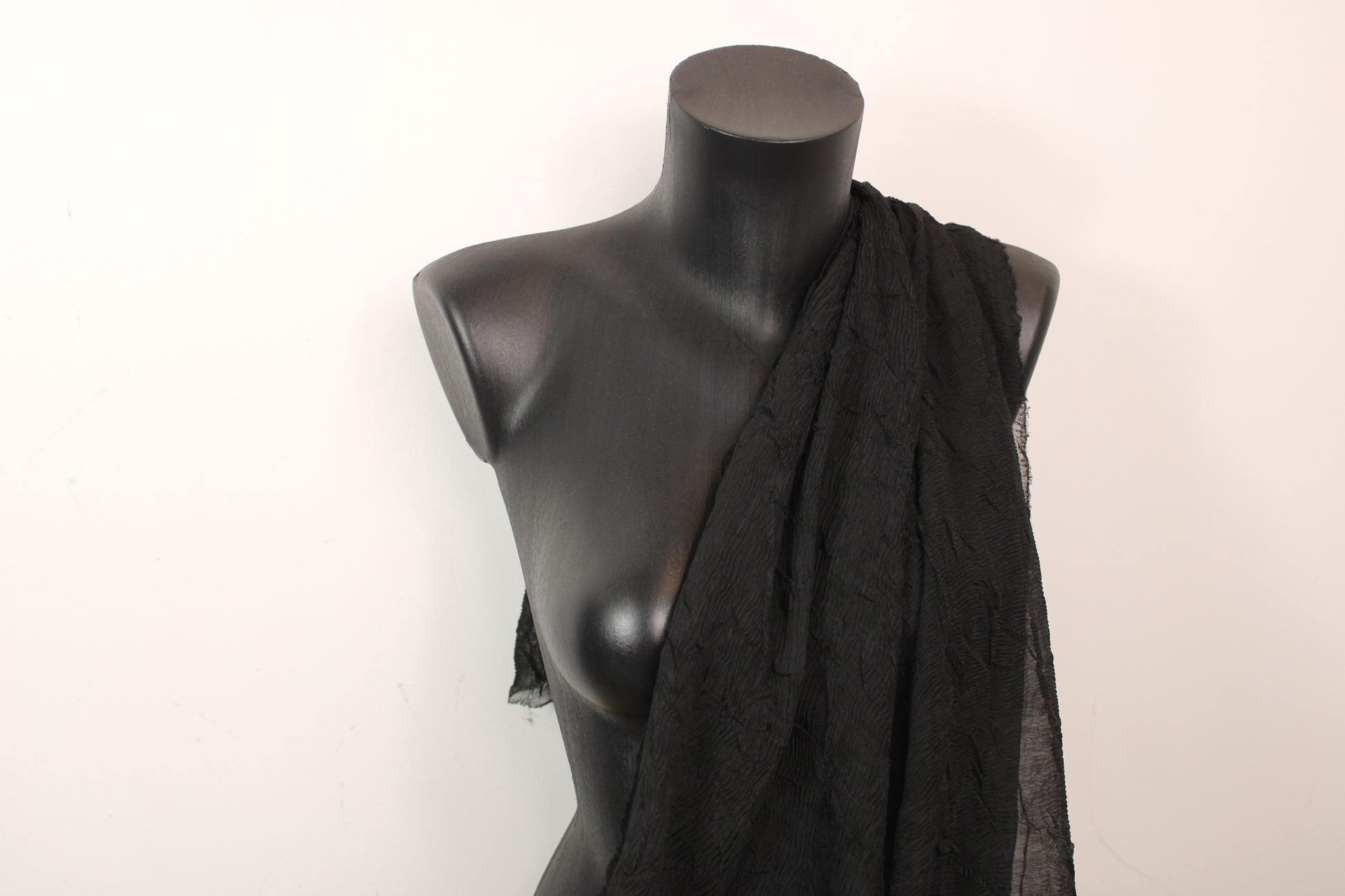 Tissu crêpon - noir - photo 3/4 | So Tissus