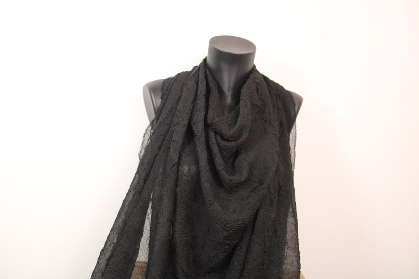 Tissu crêpon - noir - photo 4/4 | So Tissus