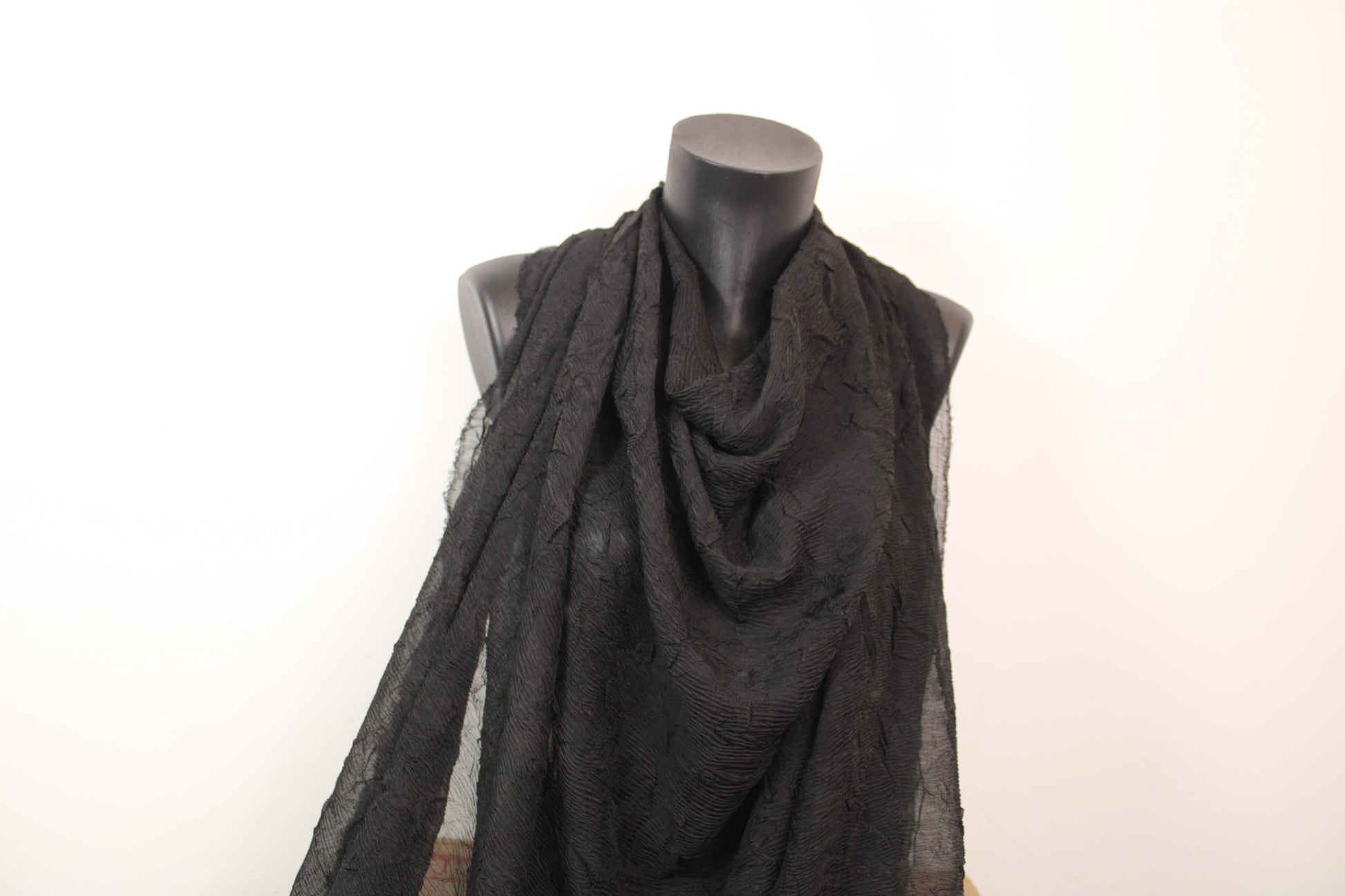 Tissu crêpon - noir - photo 4/4 | So Tissus