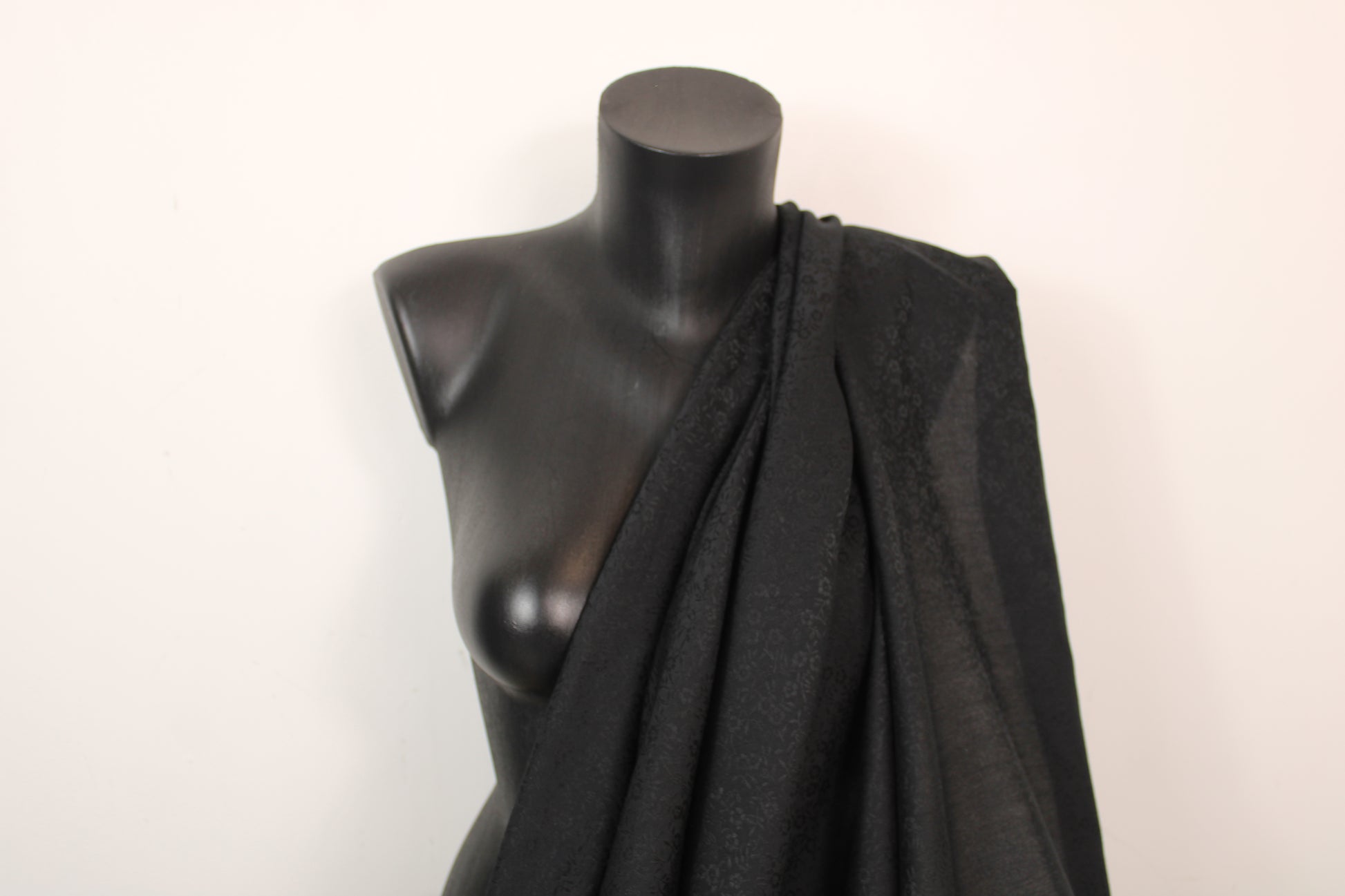 Tissu voile de soie et coton- imprimé fleuri - noir - photo 3/4 | So Tissus