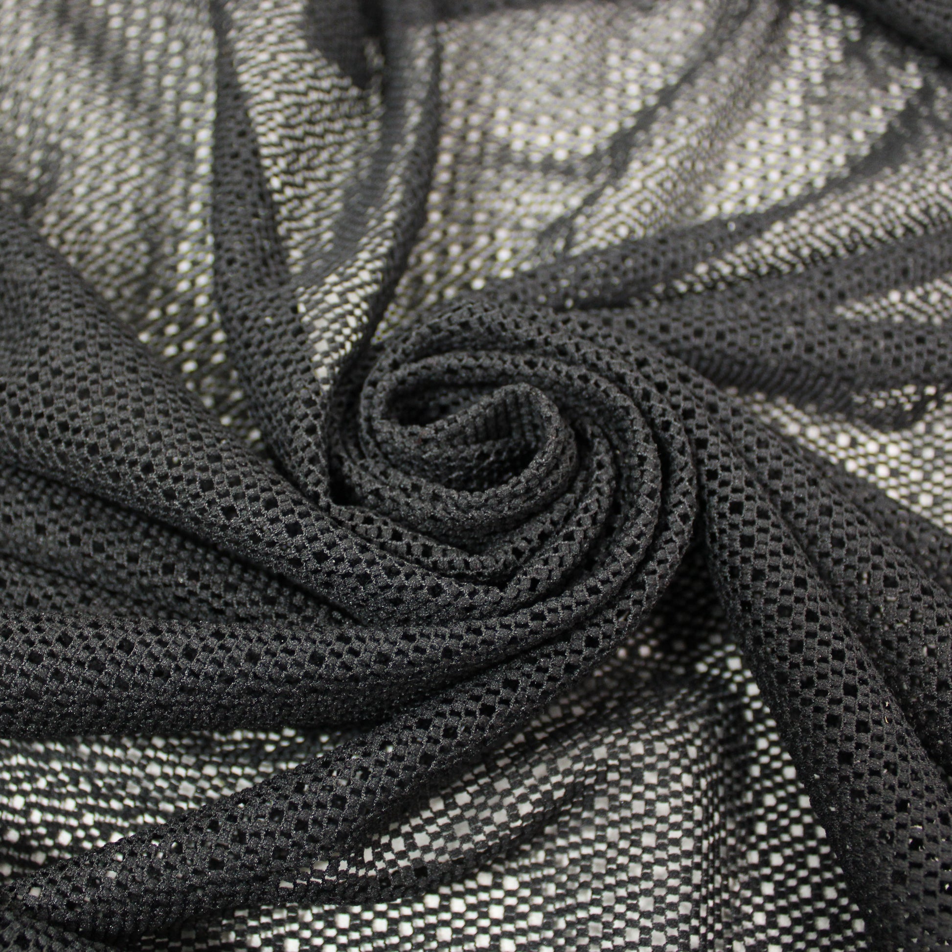 Tissu résille - noir - motif losange abstrait - photo 1/4 | So Tissus