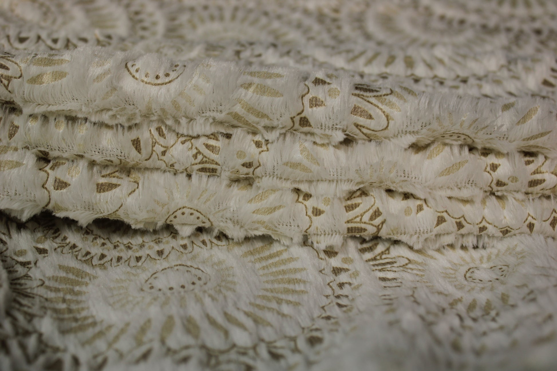 Tissu fausse fourrure  - blanc et beige - imprimé attrape rêve - photo 2/4 | So Tissus