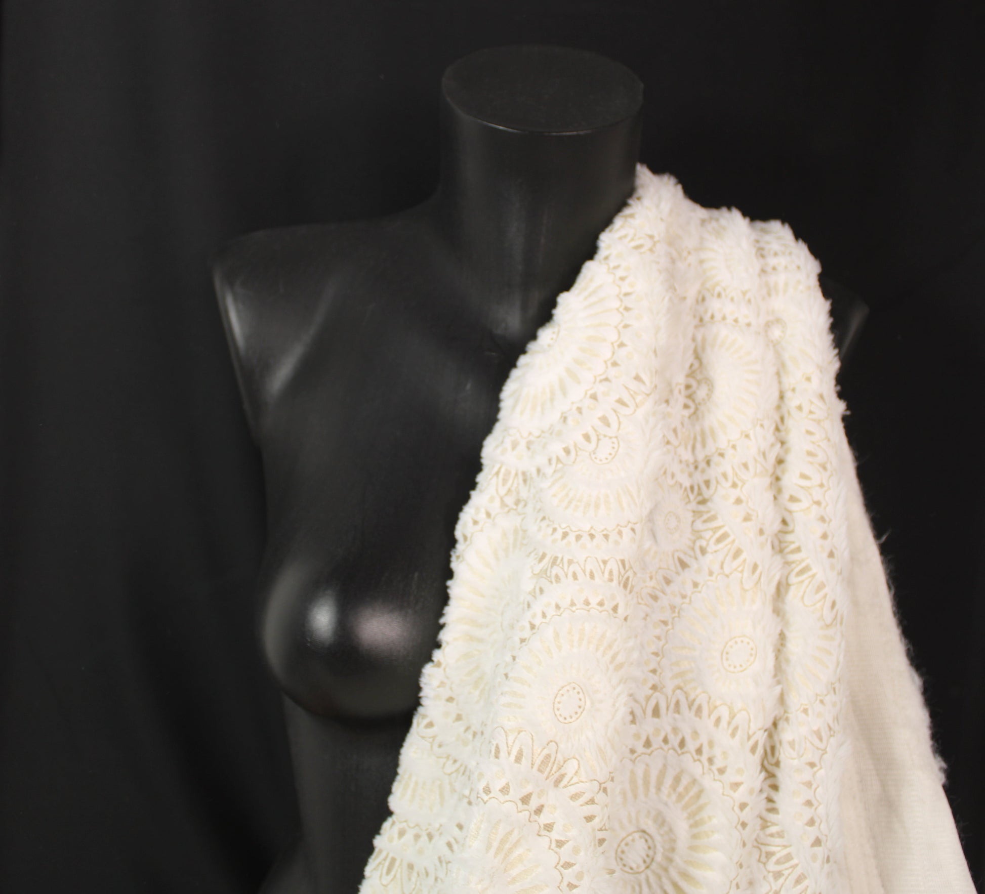 Tissu fausse fourrure  - blanc et beige - imprimé attrape rêve - photo 3/4 | So Tissus