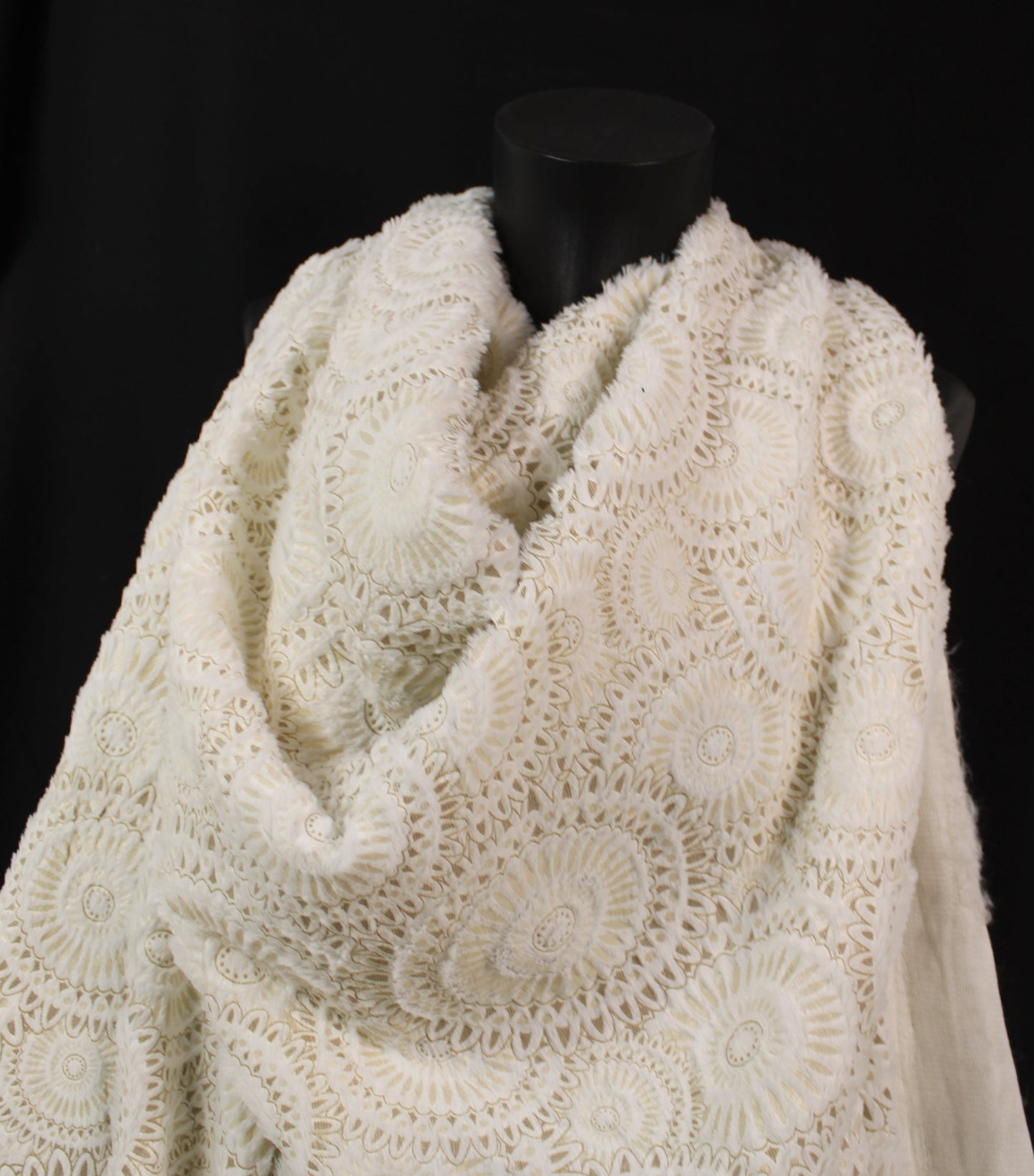 Tissu fausse fourrure  - blanc et beige - imprimé attrape rêve - photo 4/4 | So Tissus