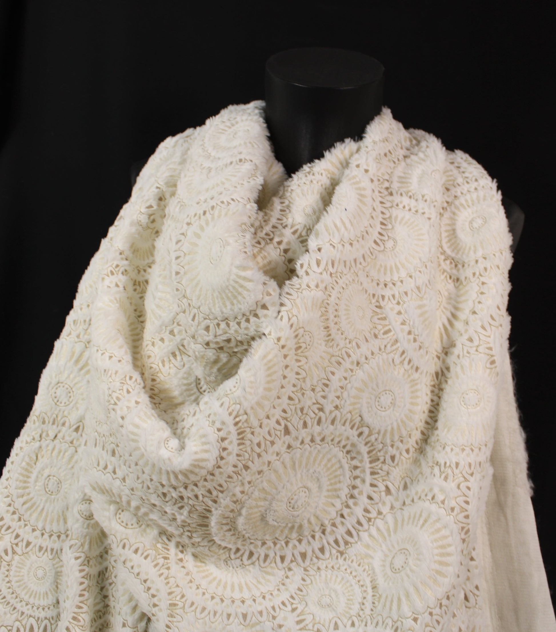 Tissu fausse fourrure  - blanc et beige - imprimé attrape rêve - photo 4/4 | So Tissus