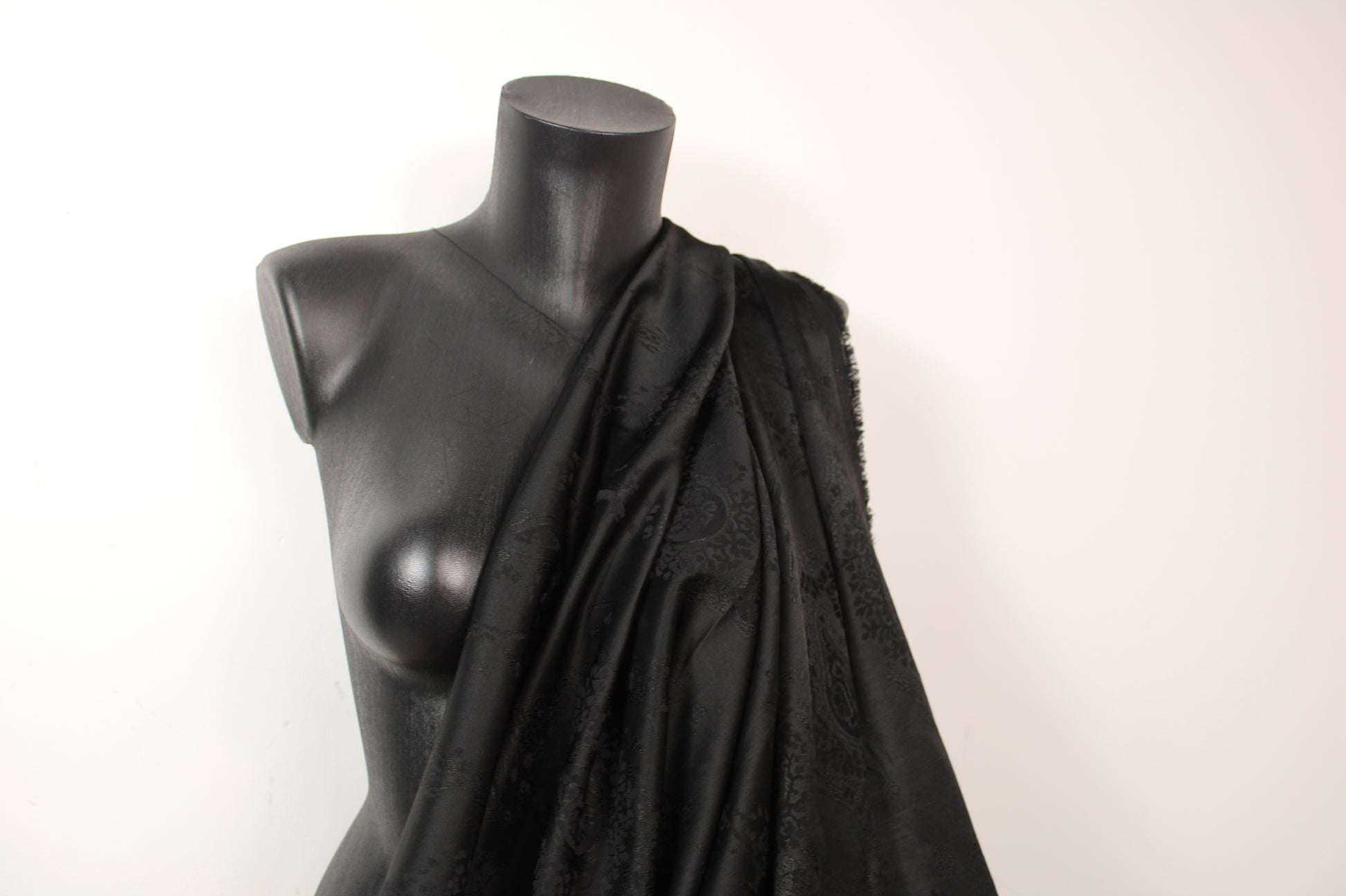Tissu satin de soie - motif cachemire - noir - photo 3/4 | So Tissus