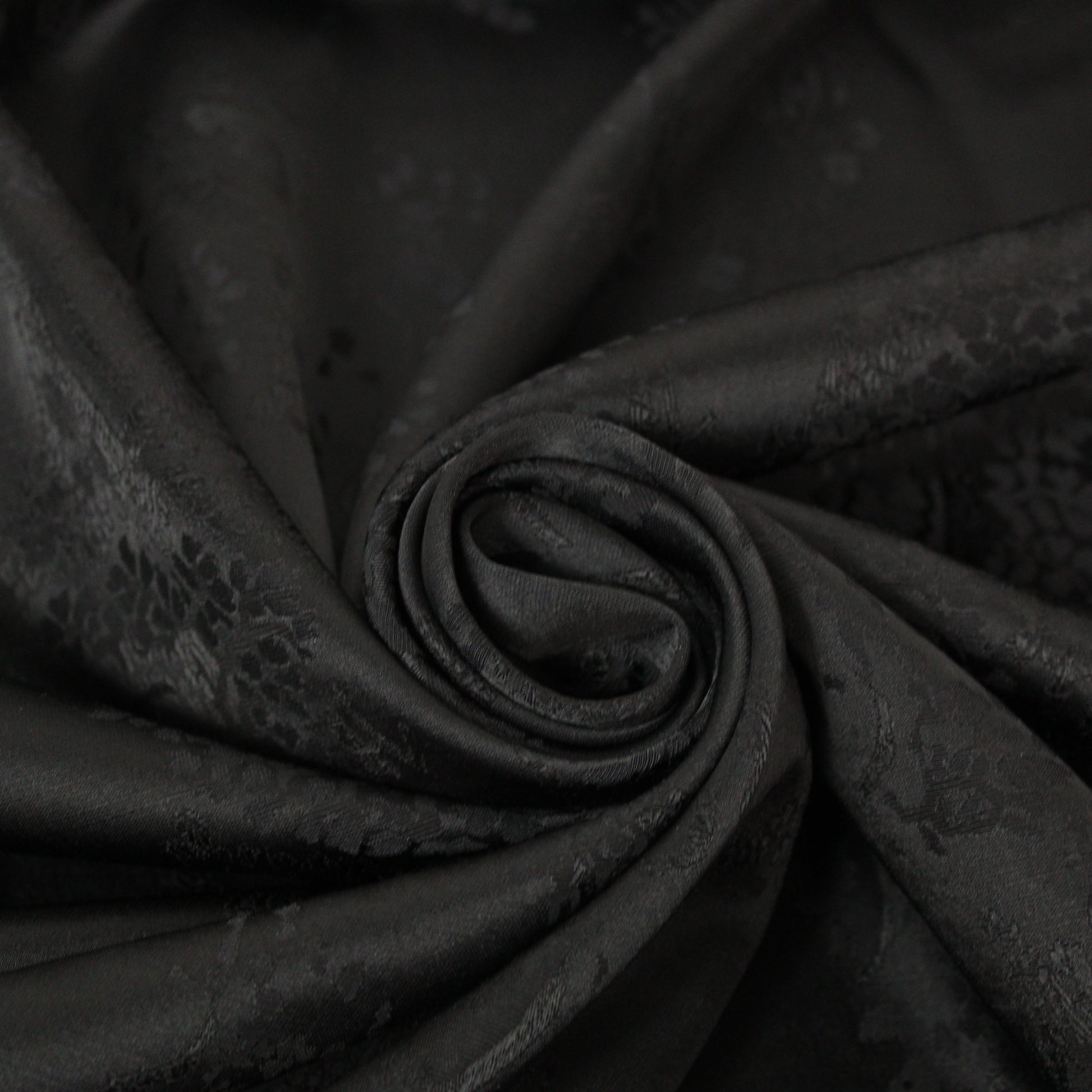 Tissu satin de soie - motif cachemire - noir - photo 1/4 | So Tissus