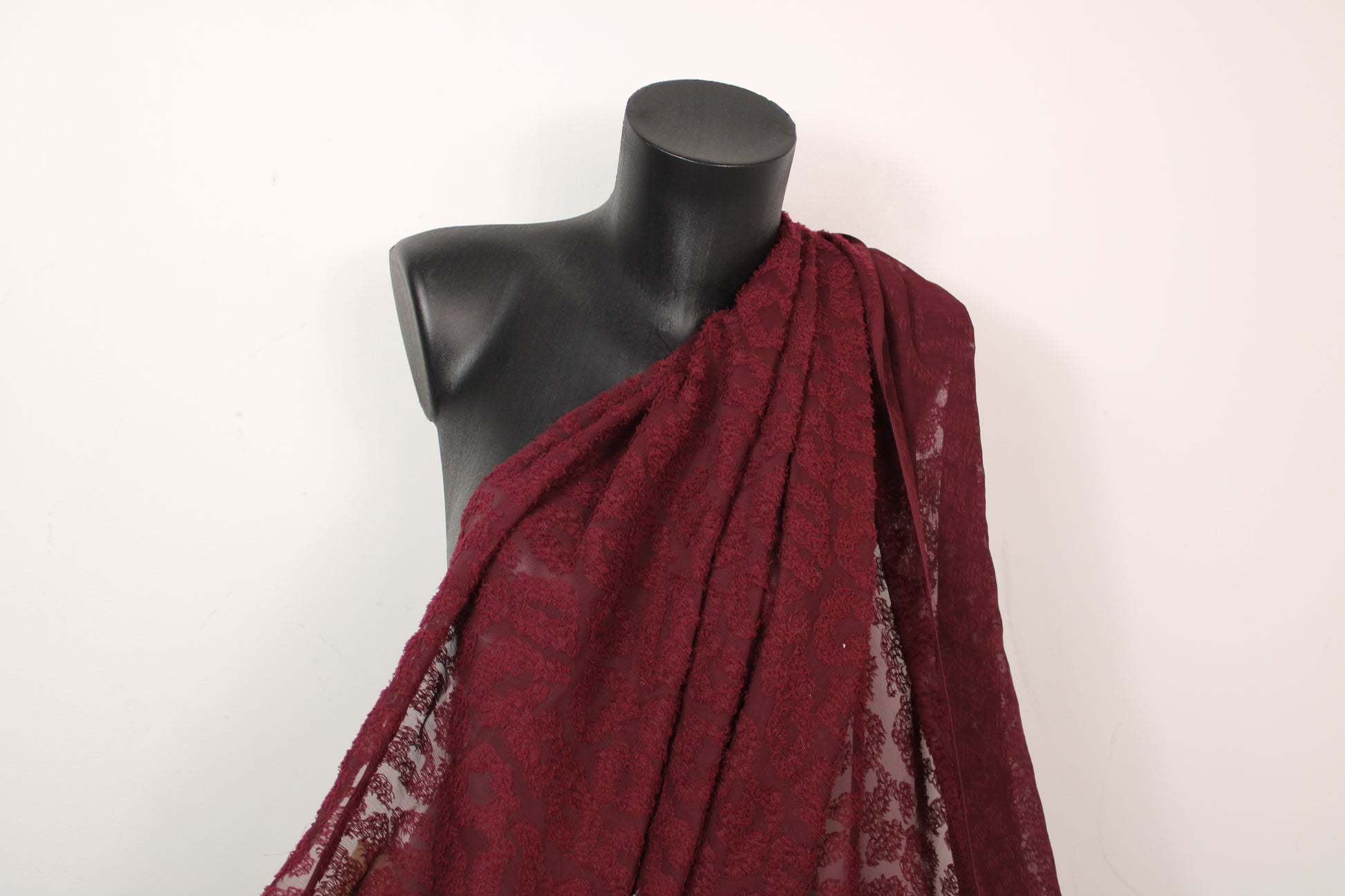 Tissu dévoré - motif tacheté - bordeaux - photo 3/4 | So Tissus