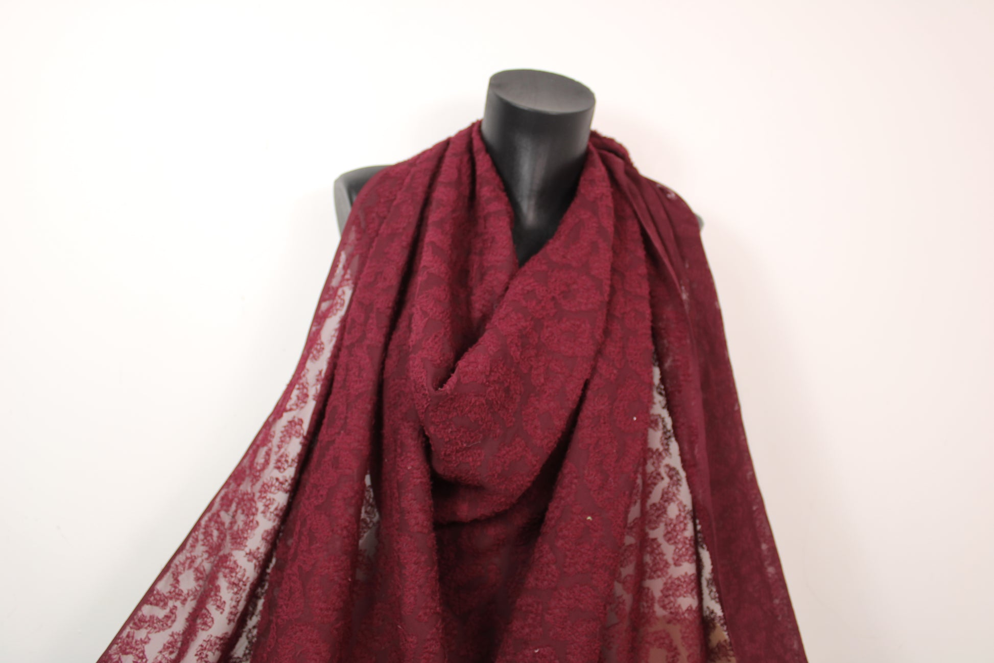 Tissu dévoré - motif tacheté - bordeaux - photo 4/4 | So Tissus