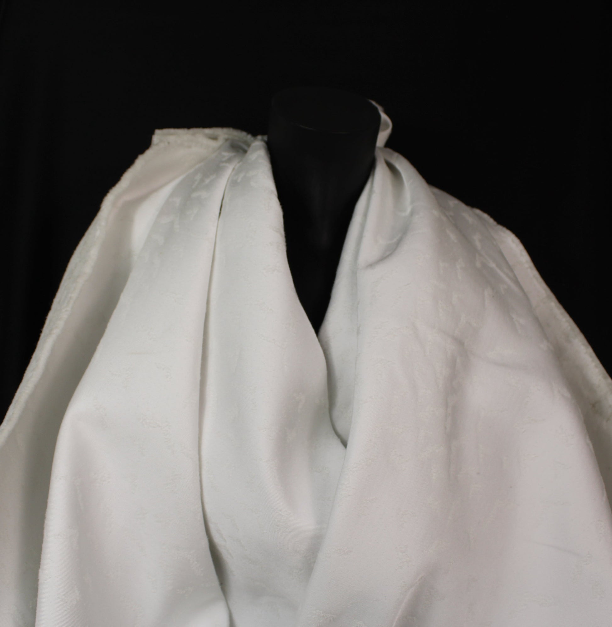 Tissu brocart motif chauve-souris - blanc - photo 4/4 | So Tissus
