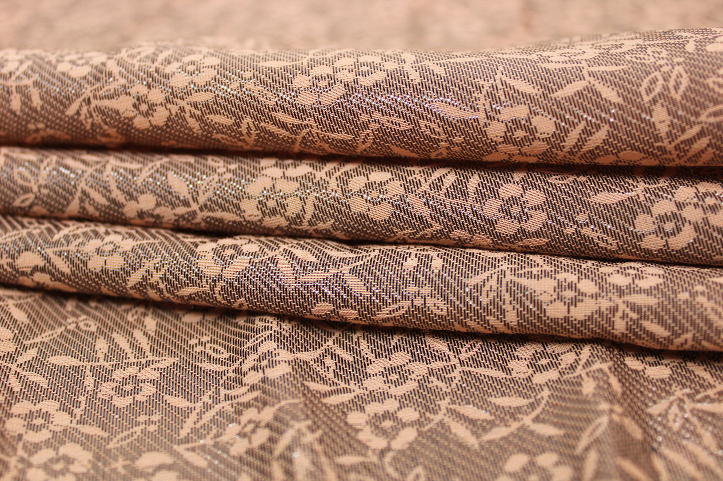 Tissu jacquard viscose et lurex - motif fleuri - nude et argenté - photo 2/5 | So Tissus