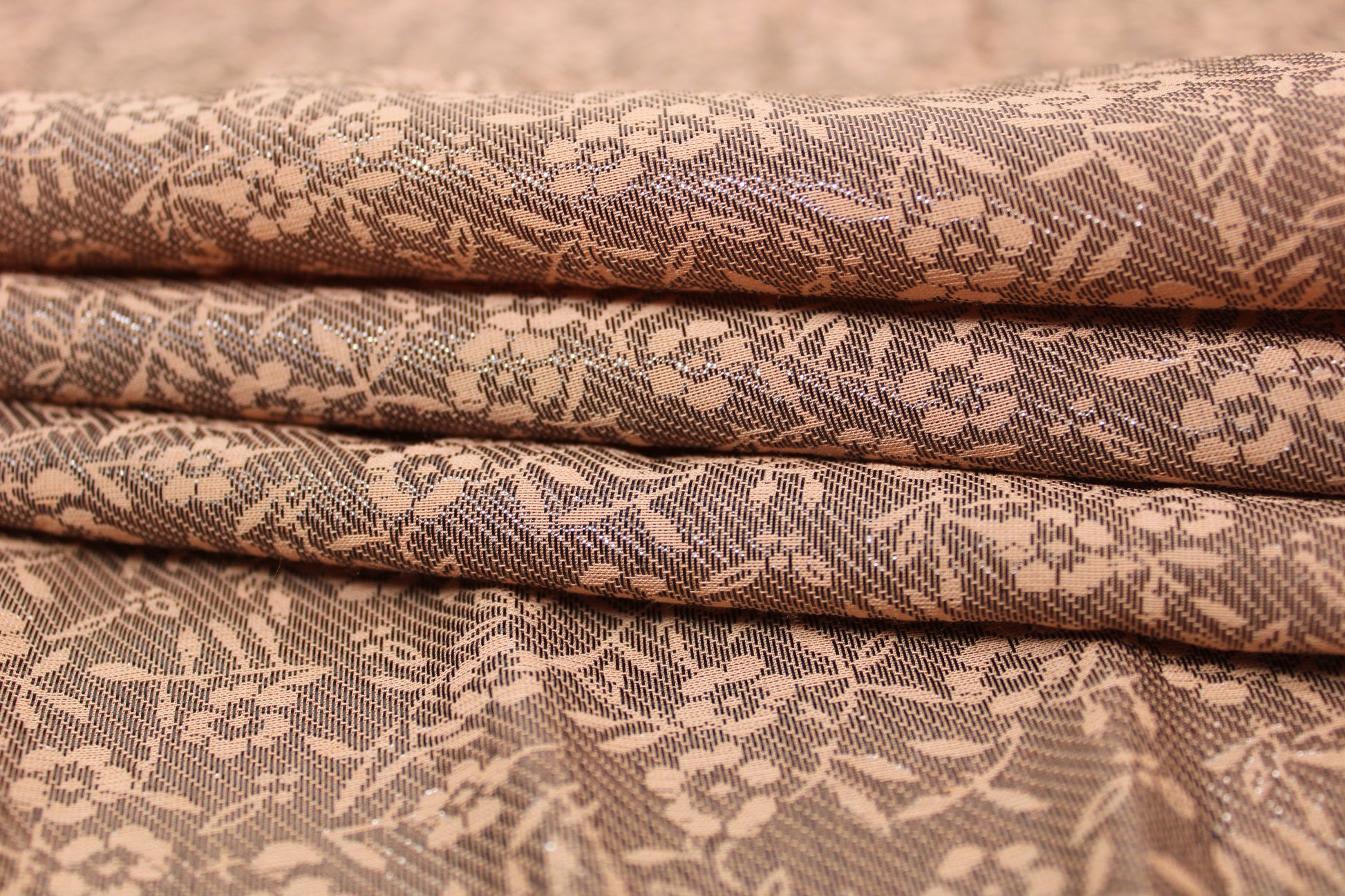 Tissu jacquard viscose et lurex - motif fleuri - nude et argenté - photo 2/5 | So Tissus
