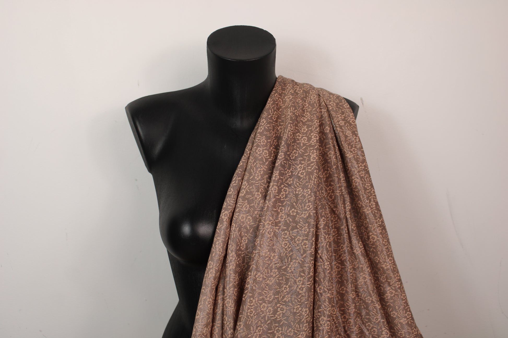 Tissu jacquard viscose et lurex - motif fleuri - nude et argenté - photo 3/5 | So Tissus