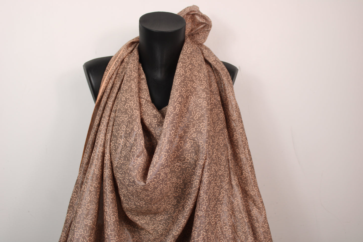 Tissu jacquard viscose et lurex - motif fleuri - nude et argenté - photo 4/5 | So Tissus