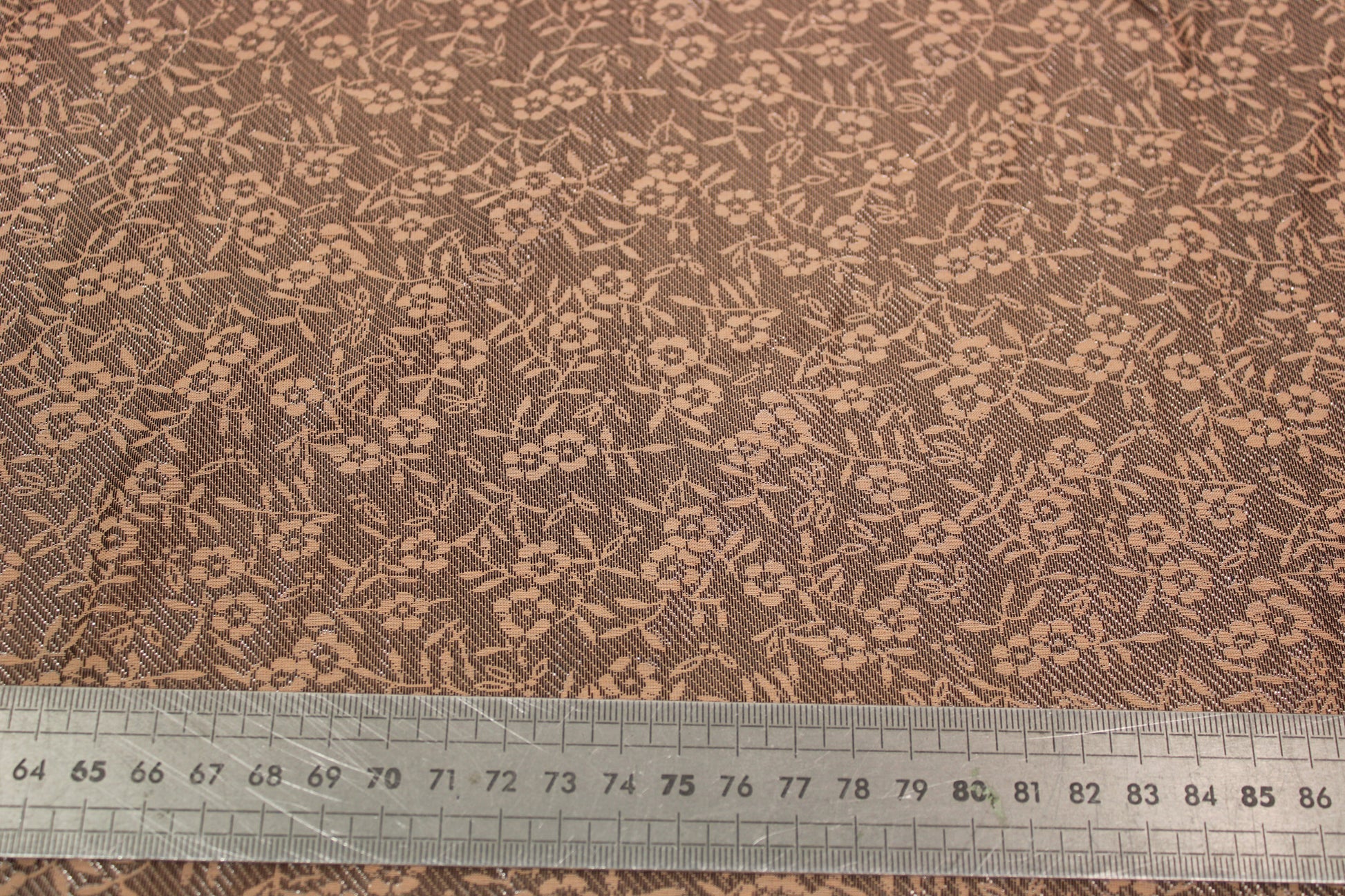 Tissu jacquard viscose et lurex - motif fleuri - nude et argenté - photo 5/5 | So Tissus