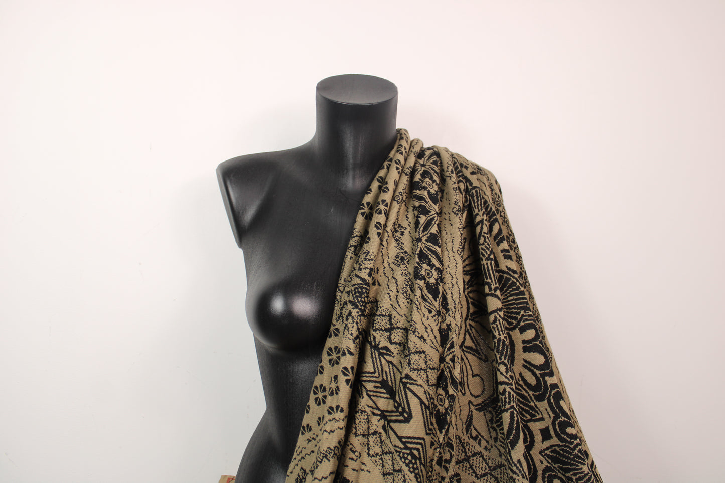 Tissu maille - imprimé ethnique - beige foncé et noir - photo 3/5 | So Tissus