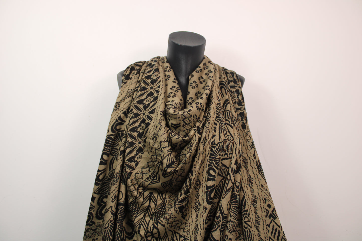 Tissu maille - imprimé ethnique - beige foncé et noir - photo 4/5 | So Tissus
