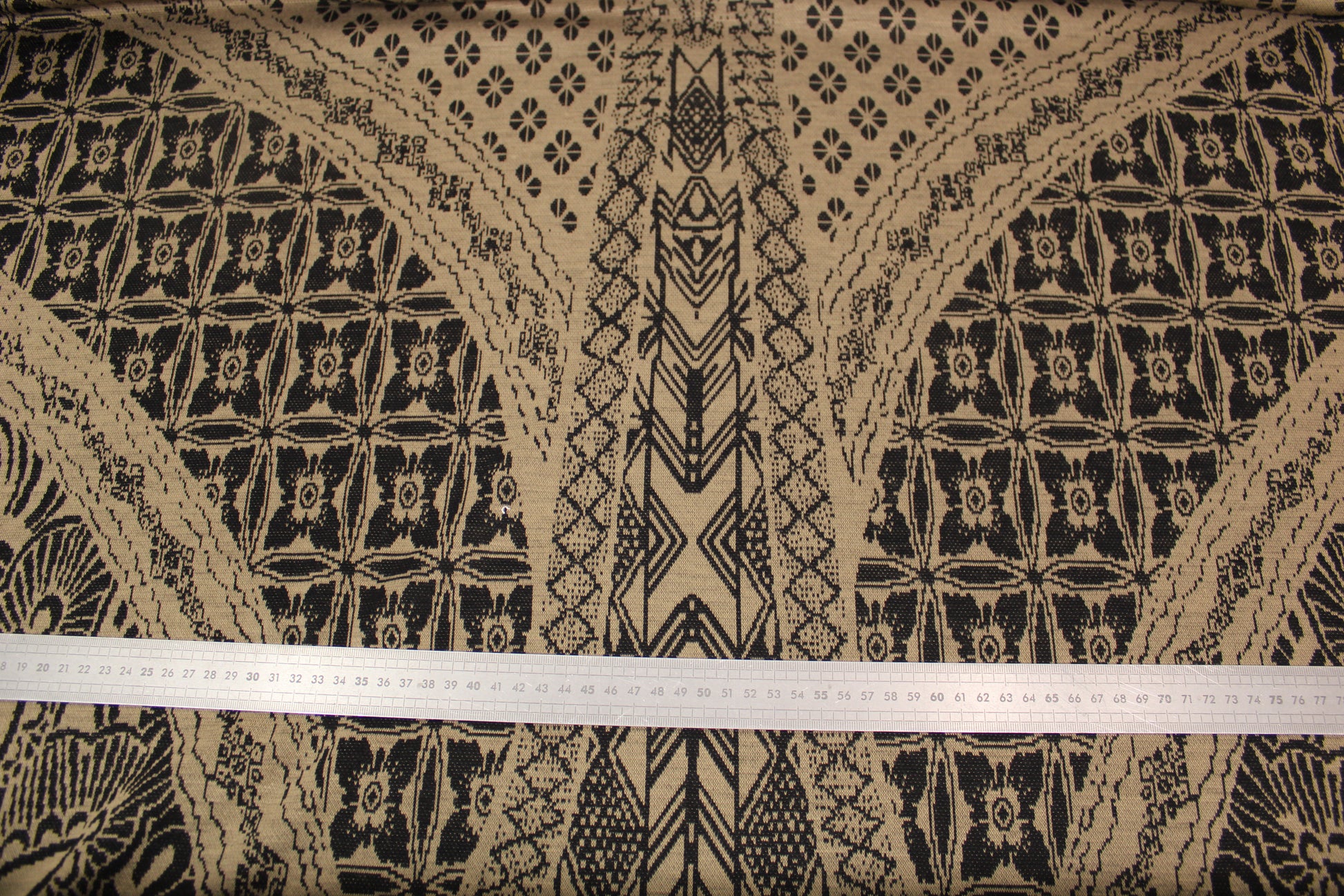 Tissu maille - imprimé ethnique - beige foncé et noir - photo 5/5 | So Tissus