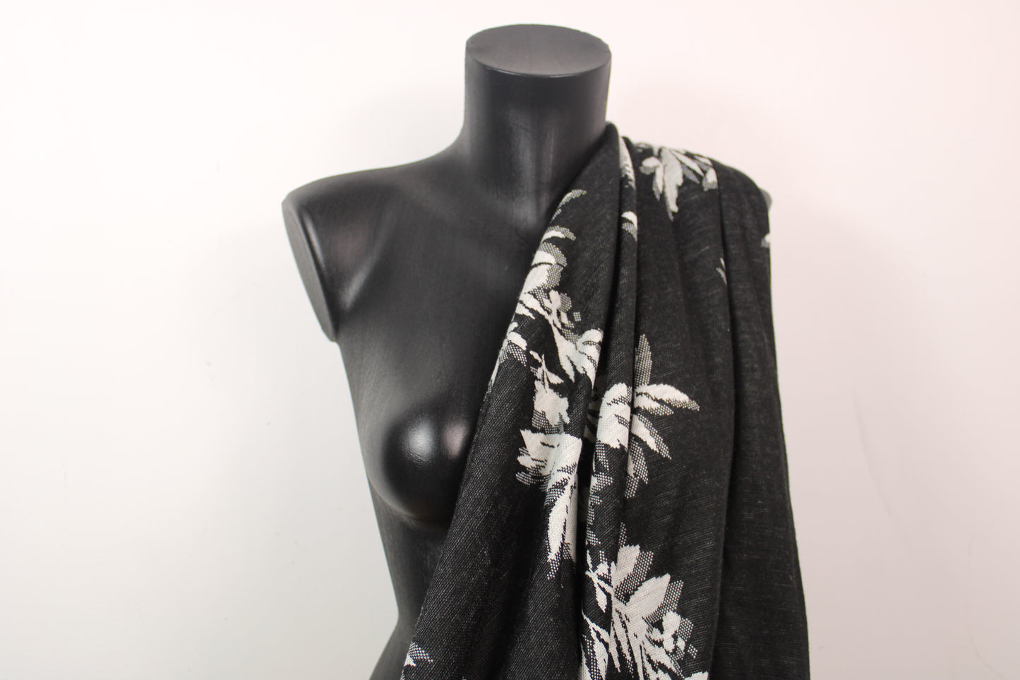 Tissu maille - imprimé fleuri - écru et noir - photo 3/5 | So Tissus