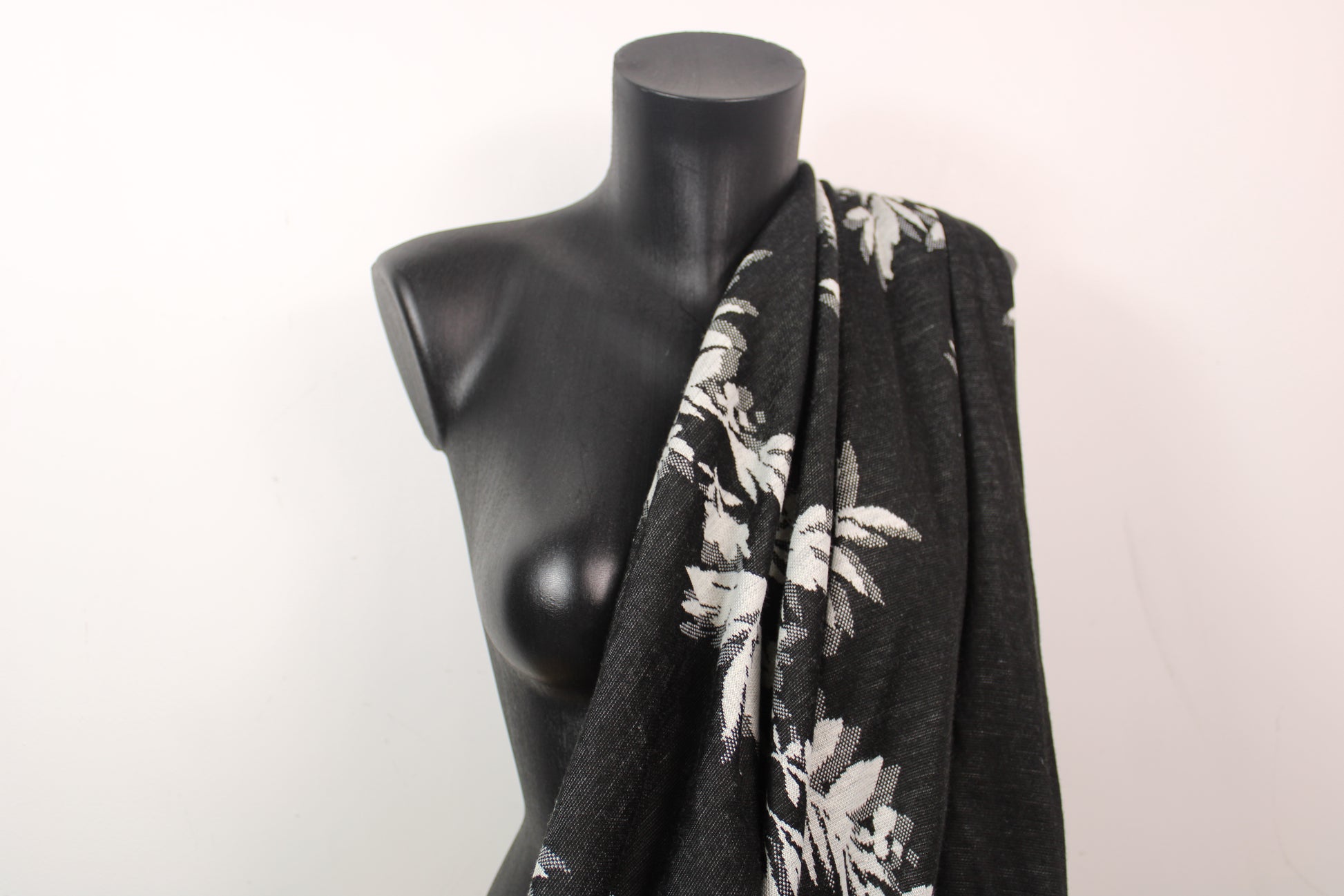 Tissu maille - imprimé fleuri - écru et noir - photo 3/5 | So Tissus