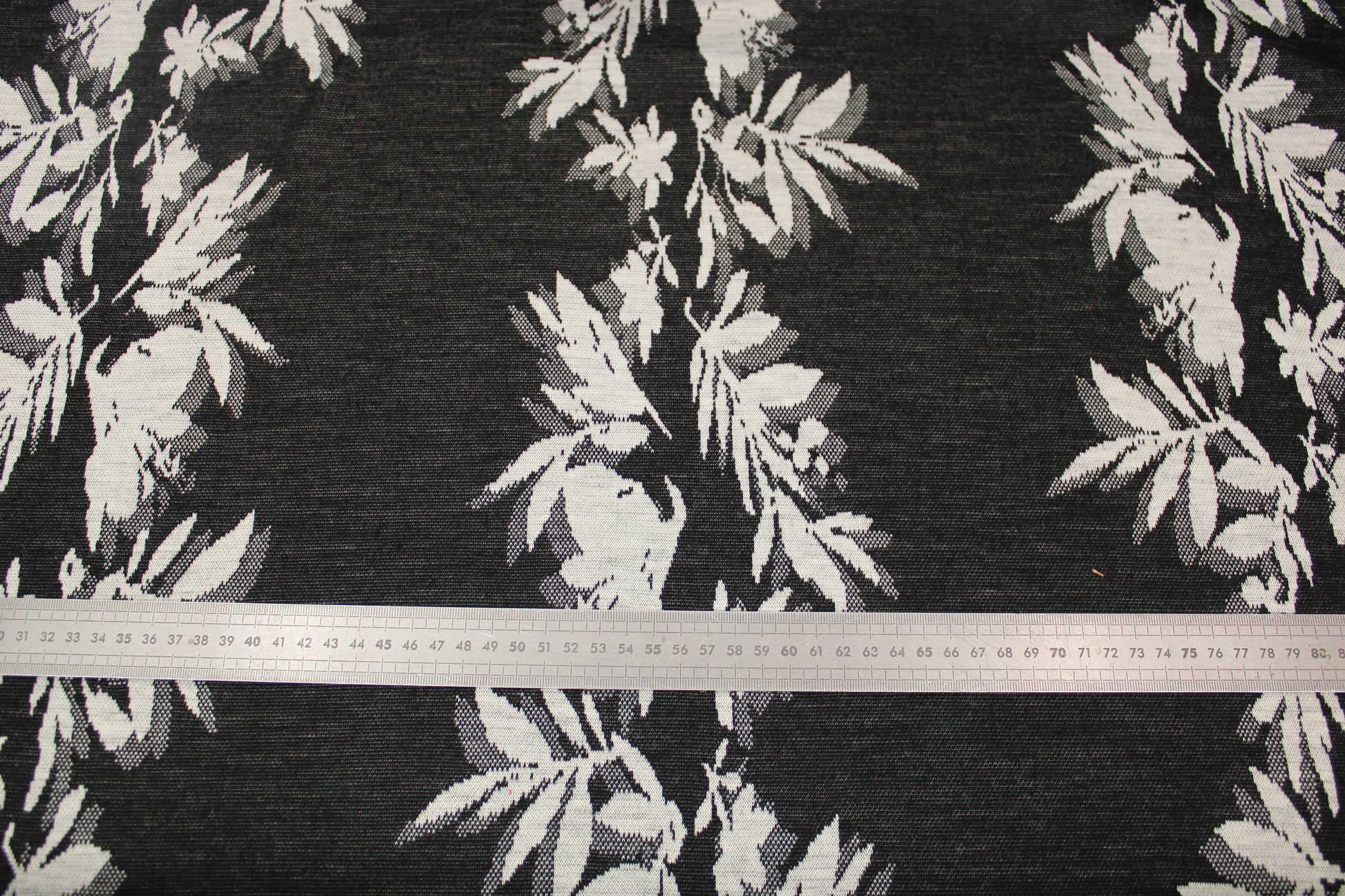 Tissu maille - imprimé fleuri - écru et noir - photo 5/5 | So Tissus