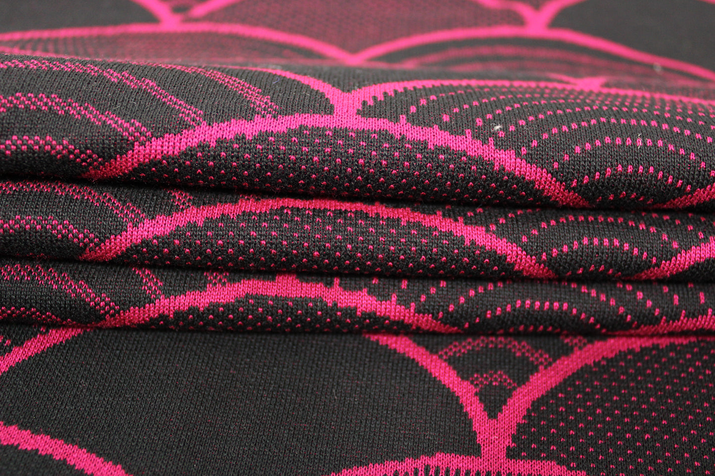 Tissu maille - imprimé écaille - magenta et noir - photo 2/4 | So Tissus