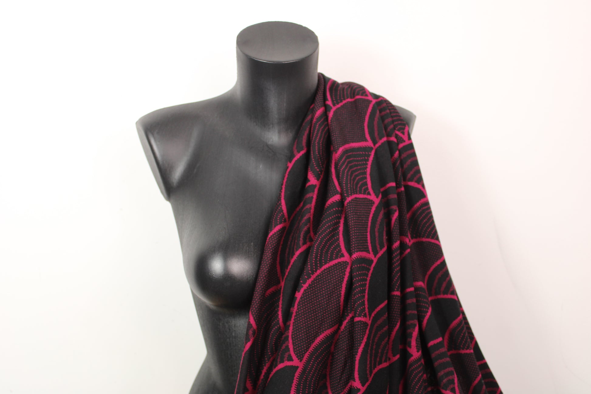 Tissu maille - imprimé écaille - magenta et noir - photo 3/4 | So Tissus