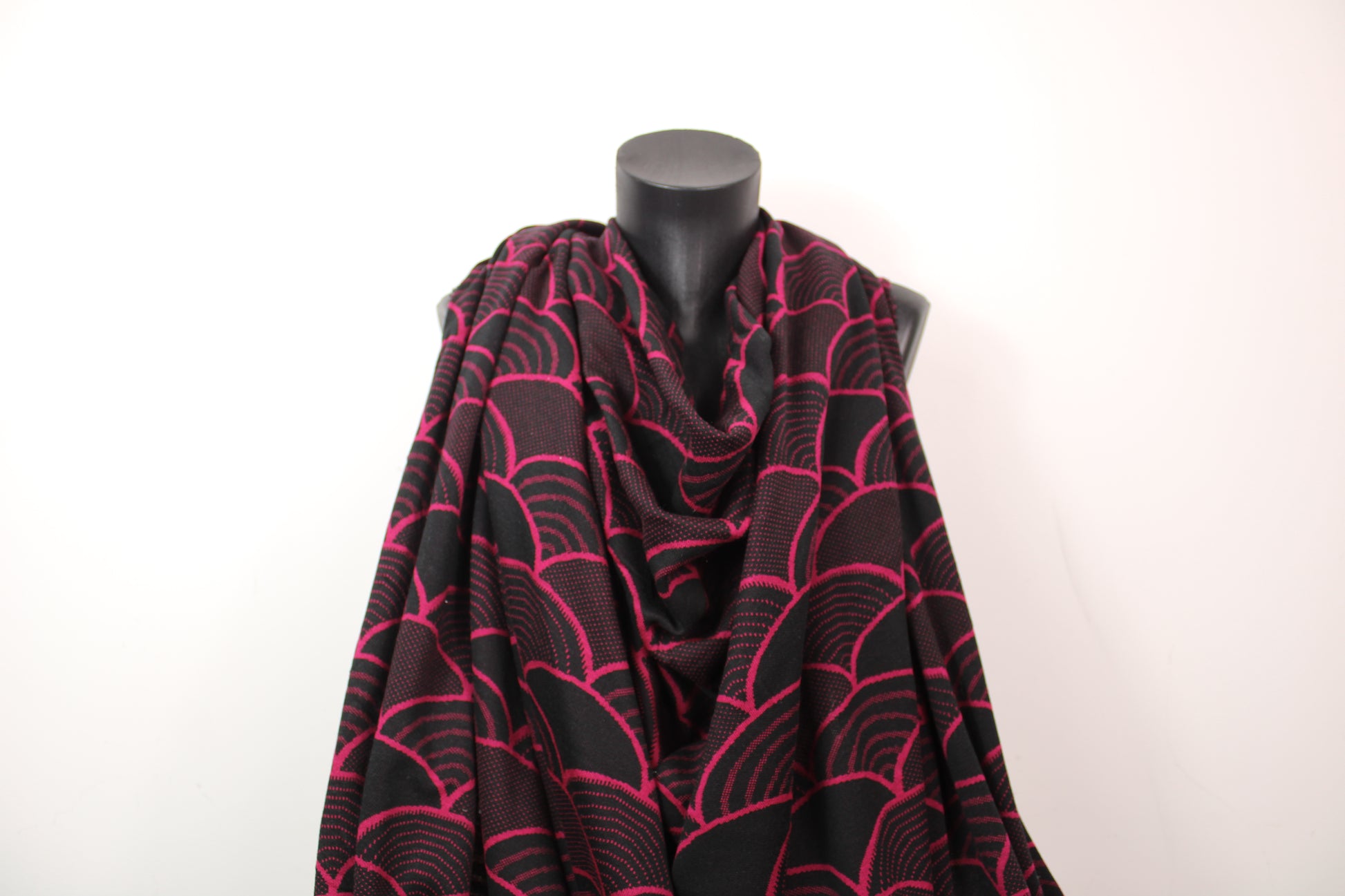 Tissu maille - imprimé écaille - magenta et noir - photo 4/4 | So Tissus