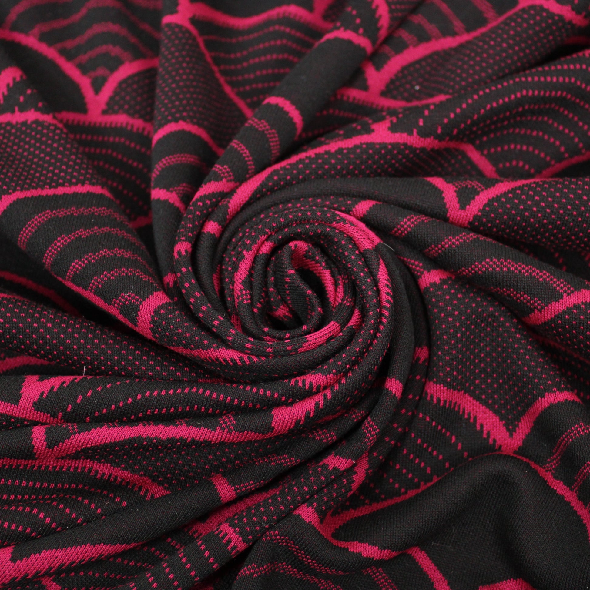 Tissu maille - imprimé écaille - magenta et noir - photo 1/4 | So Tissus