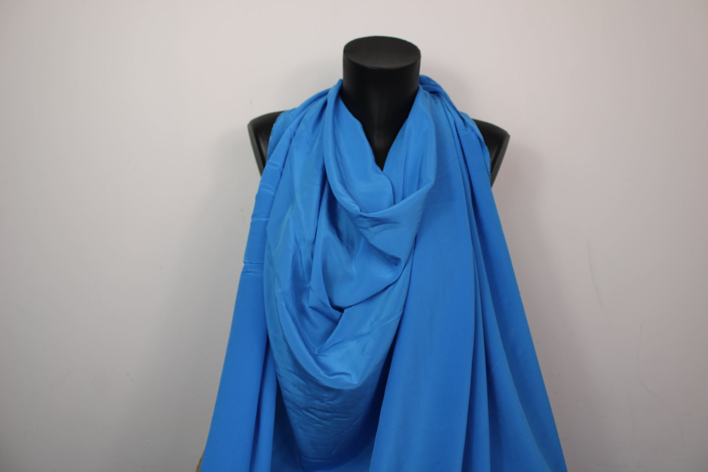 Tissu crêpe de chine 100% soie - bleu azur - photo 4/4 | So Tissus