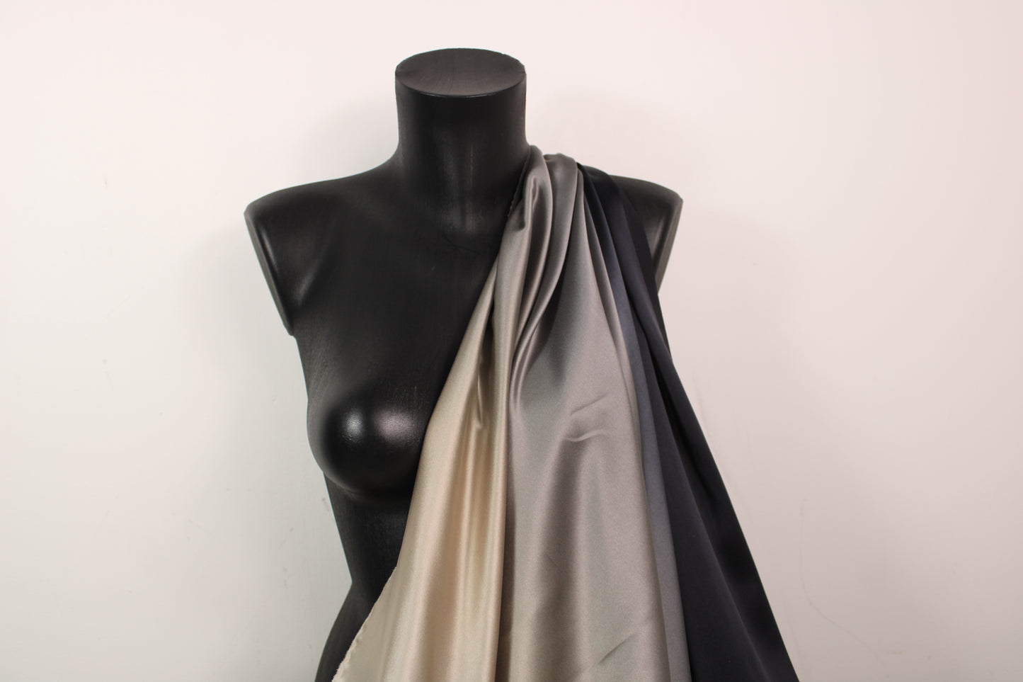 Tissu satin de soie - imprimé dégradé - noir, gris, beige et écru - photo 3/4 | So Tissus