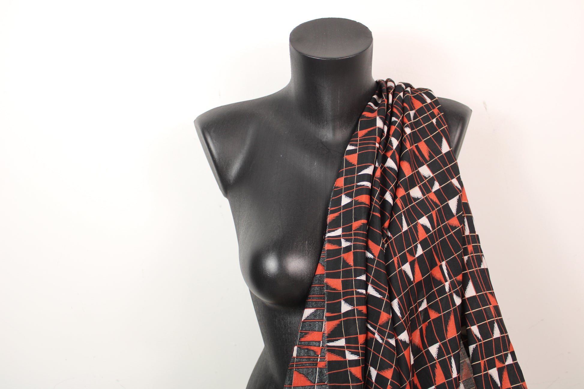 Tissu viscose - imprimé géométrique - ton noir et rouge - photo 3/5 | So Tissus