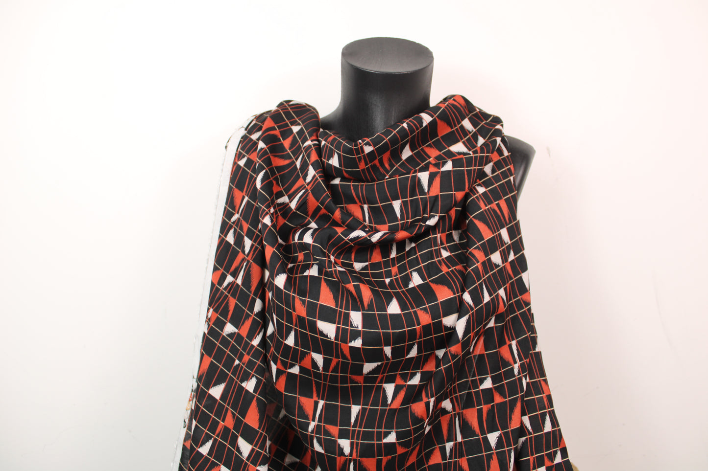 Tissu viscose - imprimé géométrique - ton noir et rouge - photo 4/5 | So Tissus