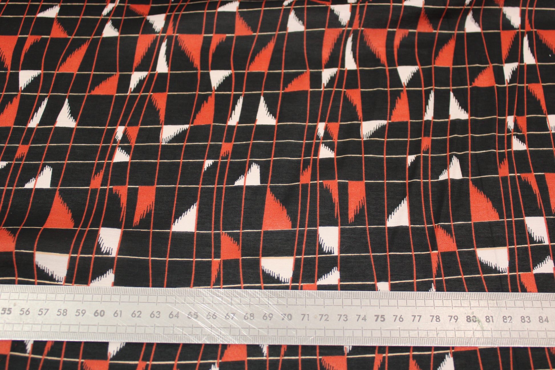 Tissu viscose - imprimé géométrique - ton noir et rouge - photo 5/5 | So Tissus