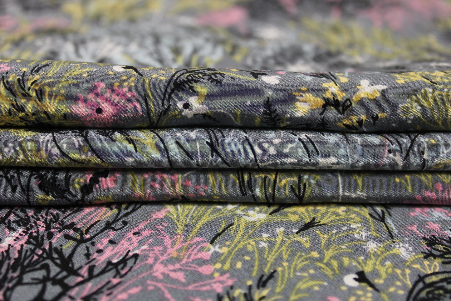 Tissu crêpe de chine 100% soie - imprimé fleuri - ton gris - photo 2/5 | So Tissus
