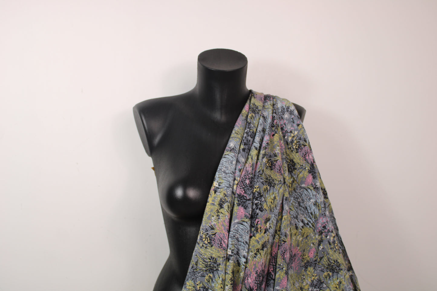 Tissu crêpe de chine 100% soie - imprimé fleuri - ton gris - photo 3/5 | So Tissus