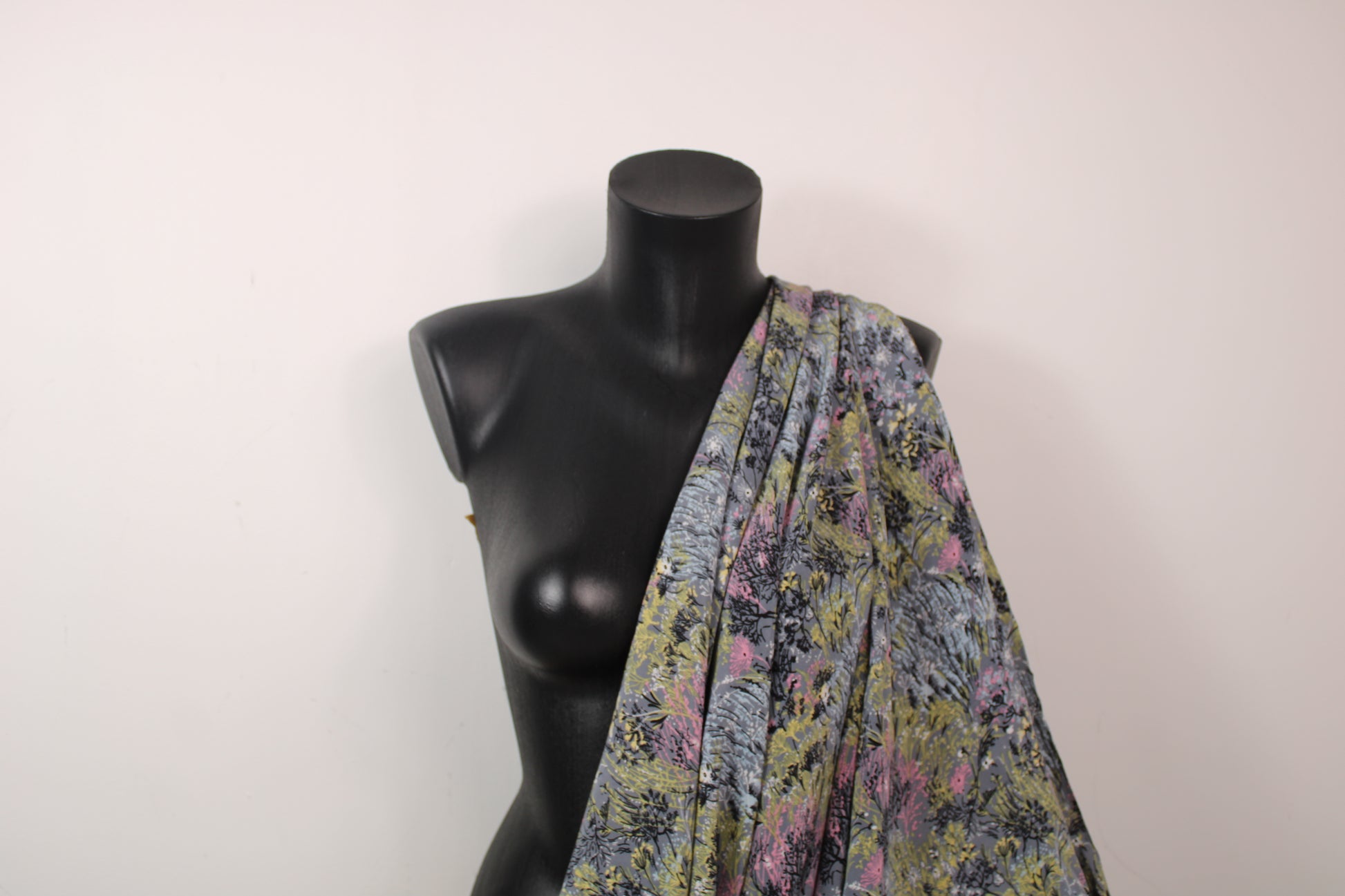 Tissu crêpe de chine 100% soie - imprimé fleuri - ton gris - photo 3/5 | So Tissus