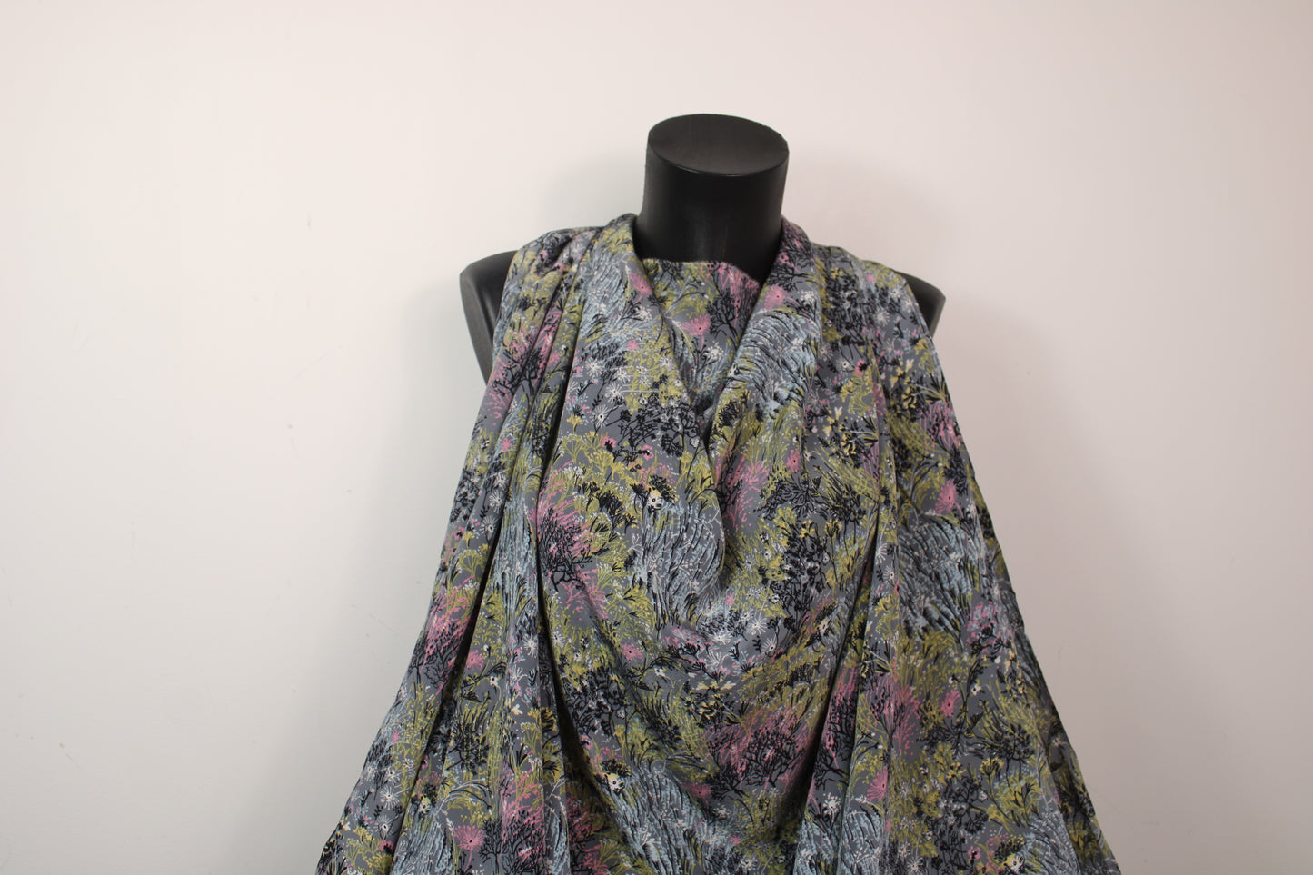Tissu crêpe de chine 100% soie - imprimé fleuri - ton gris - photo 4/5 | So Tissus
