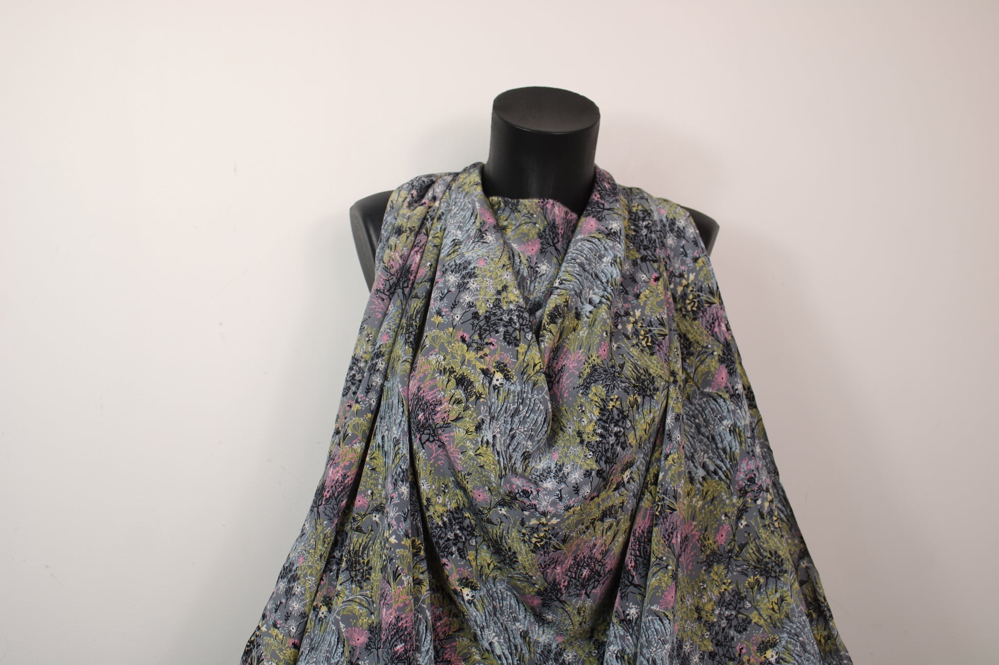 Tissu crêpe de chine 100% soie - imprimé fleuri - ton gris - photo 4/5 | So Tissus