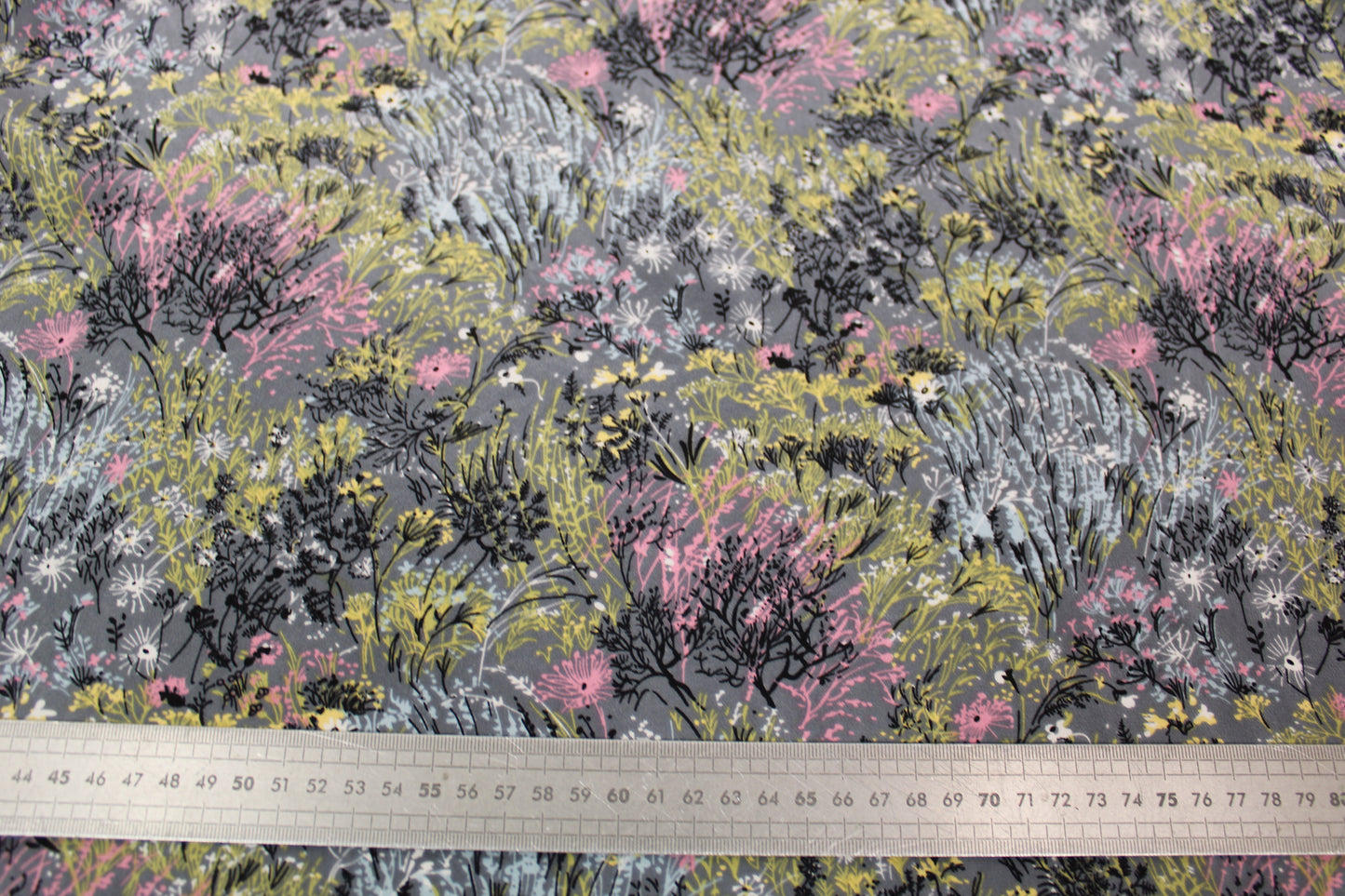 Tissu crêpe de chine 100% soie - imprimé fleuri - ton gris - photo 5/5 | So Tissus