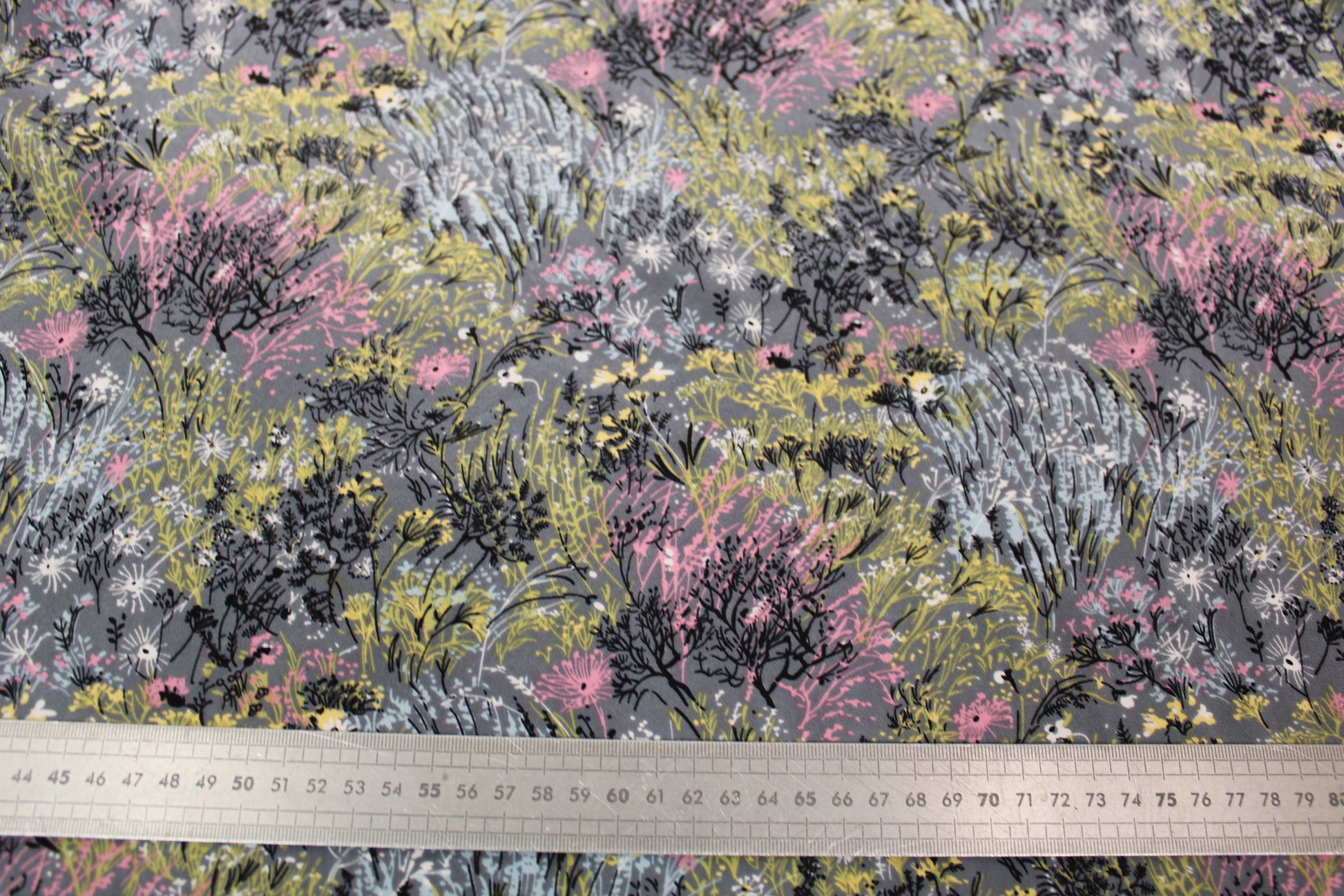 Tissu crêpe de chine 100% soie - imprimé fleuri - ton gris - photo 5/5 | So Tissus