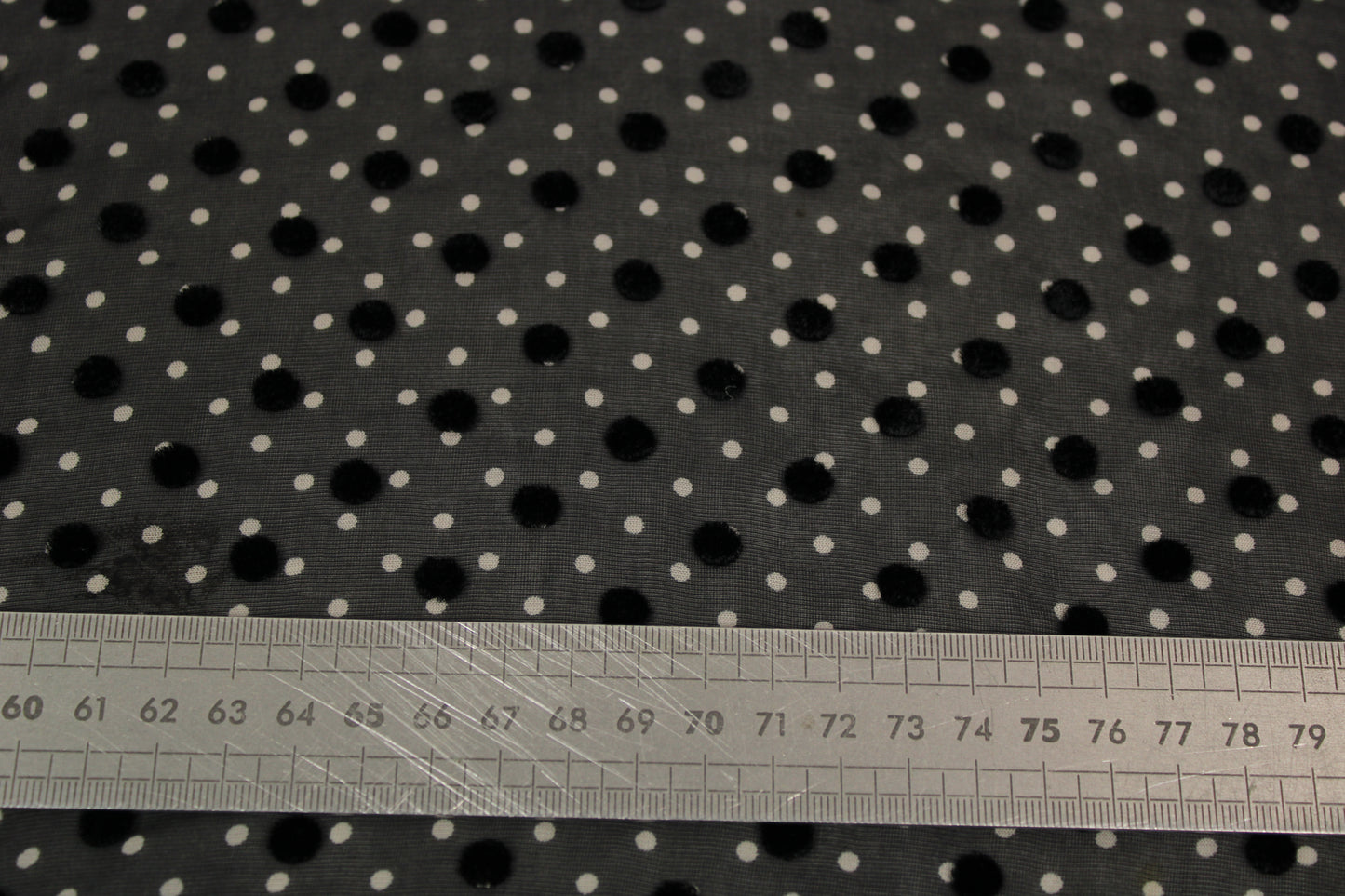 Tissu mousseline de soie dévoré - noir à pois - photo 5/6 | So Tissus