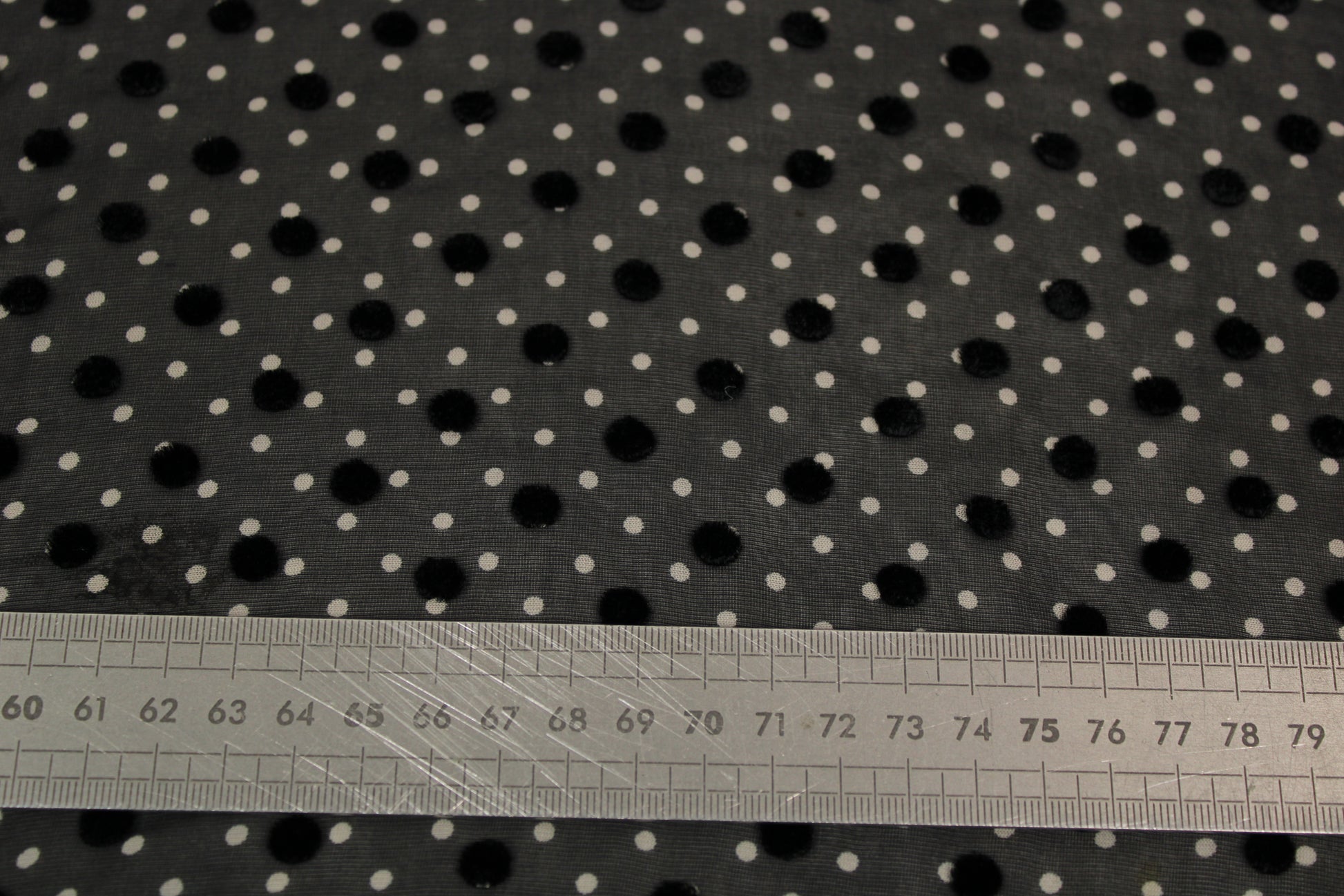 Tissu mousseline de soie dévoré - noir à pois - photo 5/6 | So Tissus