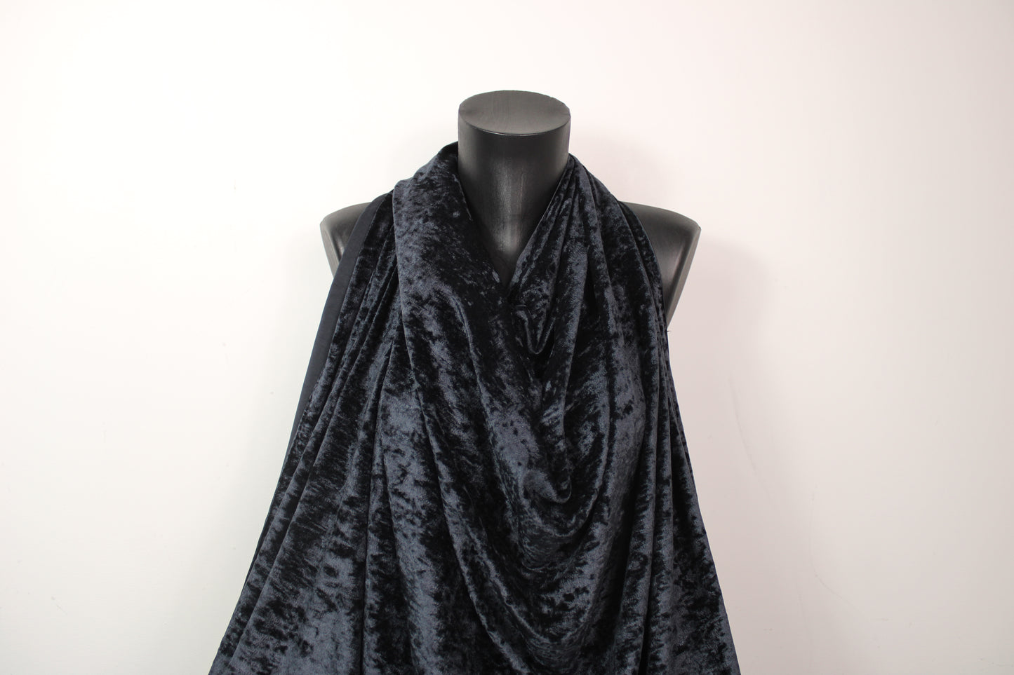 Tissu maille velours frappé - bleu marine foncé - photo 4/4 | So Tissus