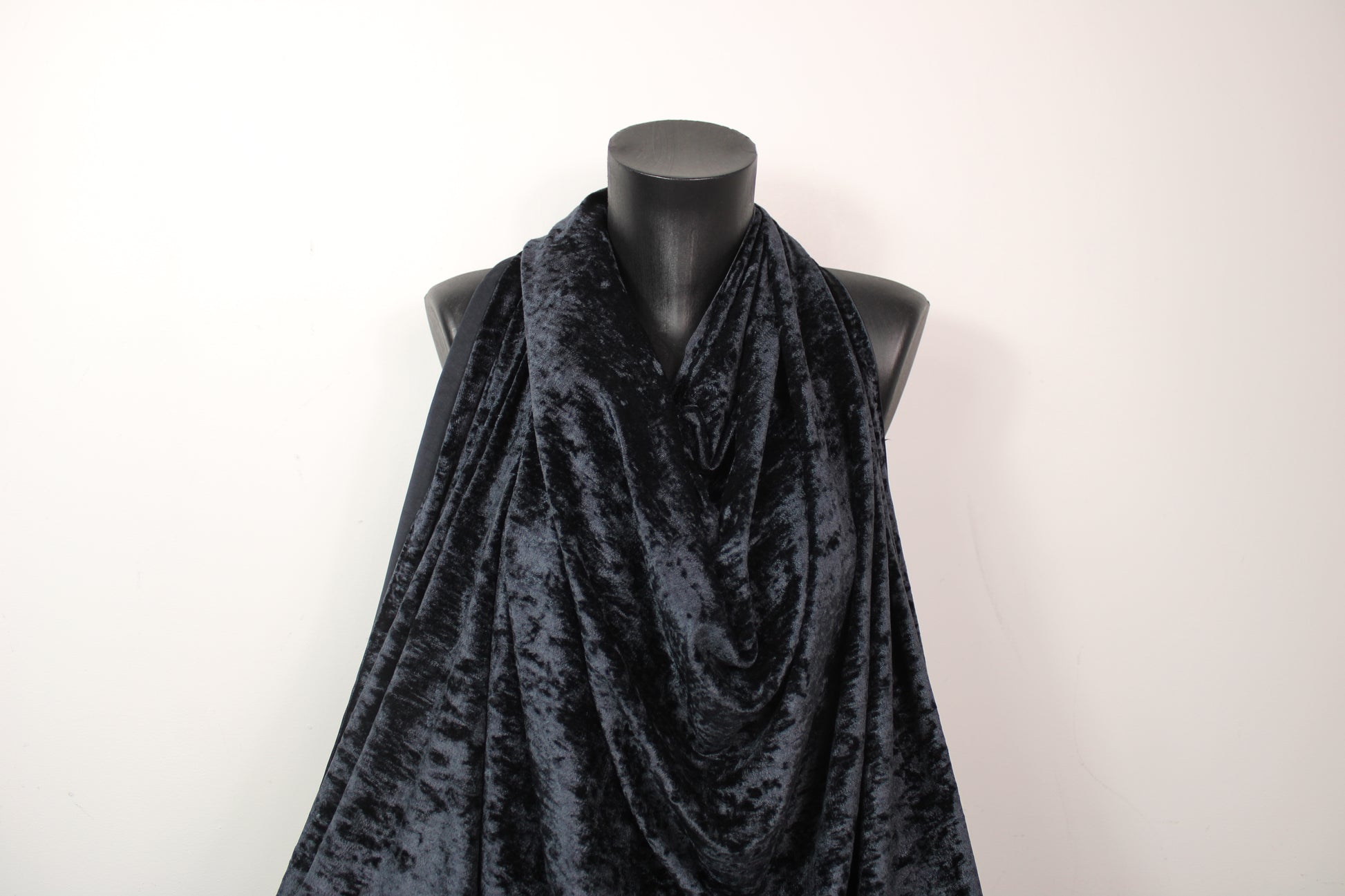 Tissu maille velours frappé - bleu marine foncé - photo 4/4 | So Tissus