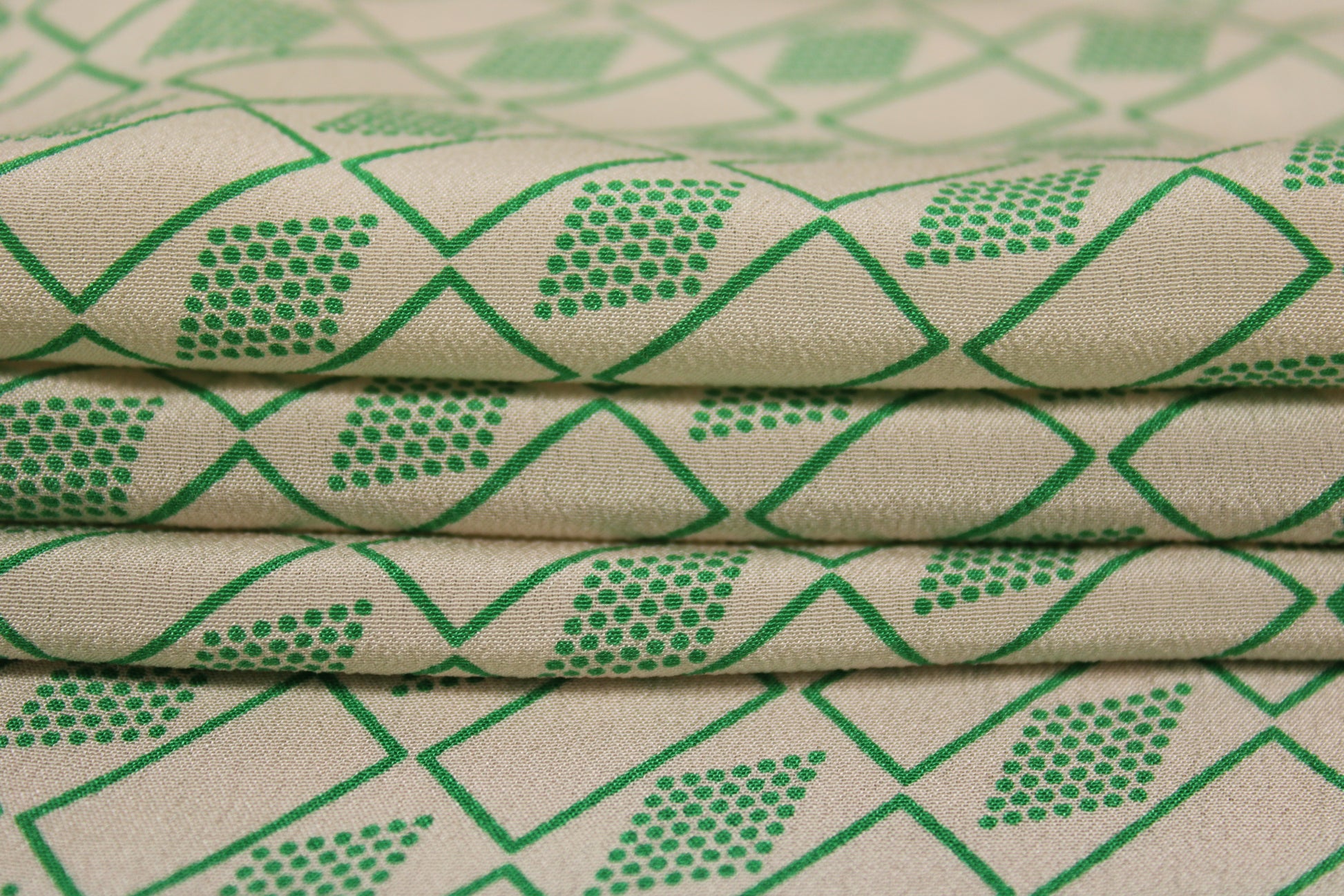 Tissu crêpe de chine 100% soie - imprimé geometrique - ton vert et nude - photo 2/4 | So Tissus