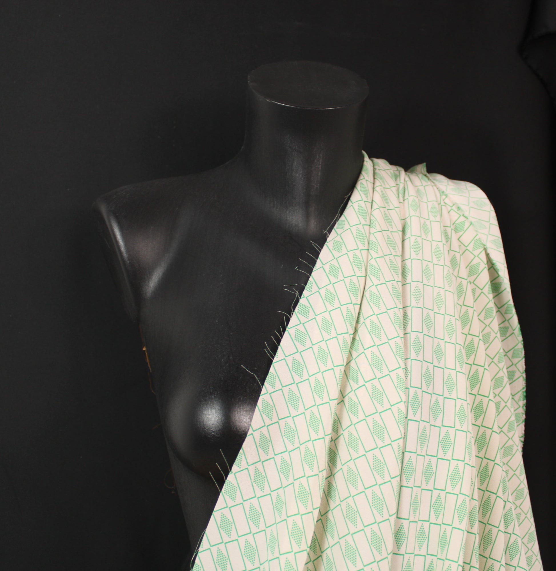 Tissu crêpe de chine 100% soie - imprimé geometrique - ton vert et nude - photo 3/4 | So Tissus